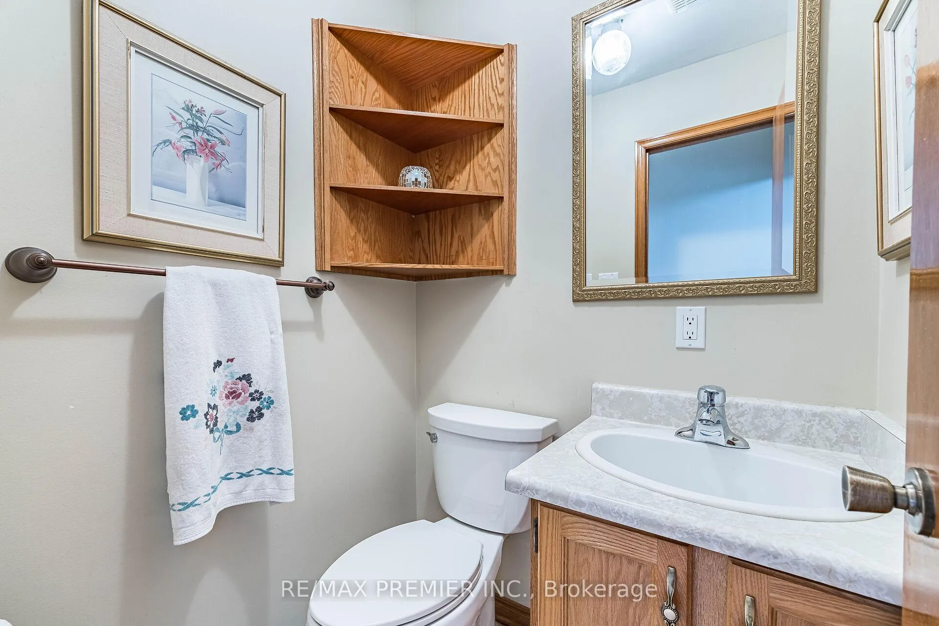 Photo 5 of 18 Mathewson Street, Vaughan, Maple — HOMEH