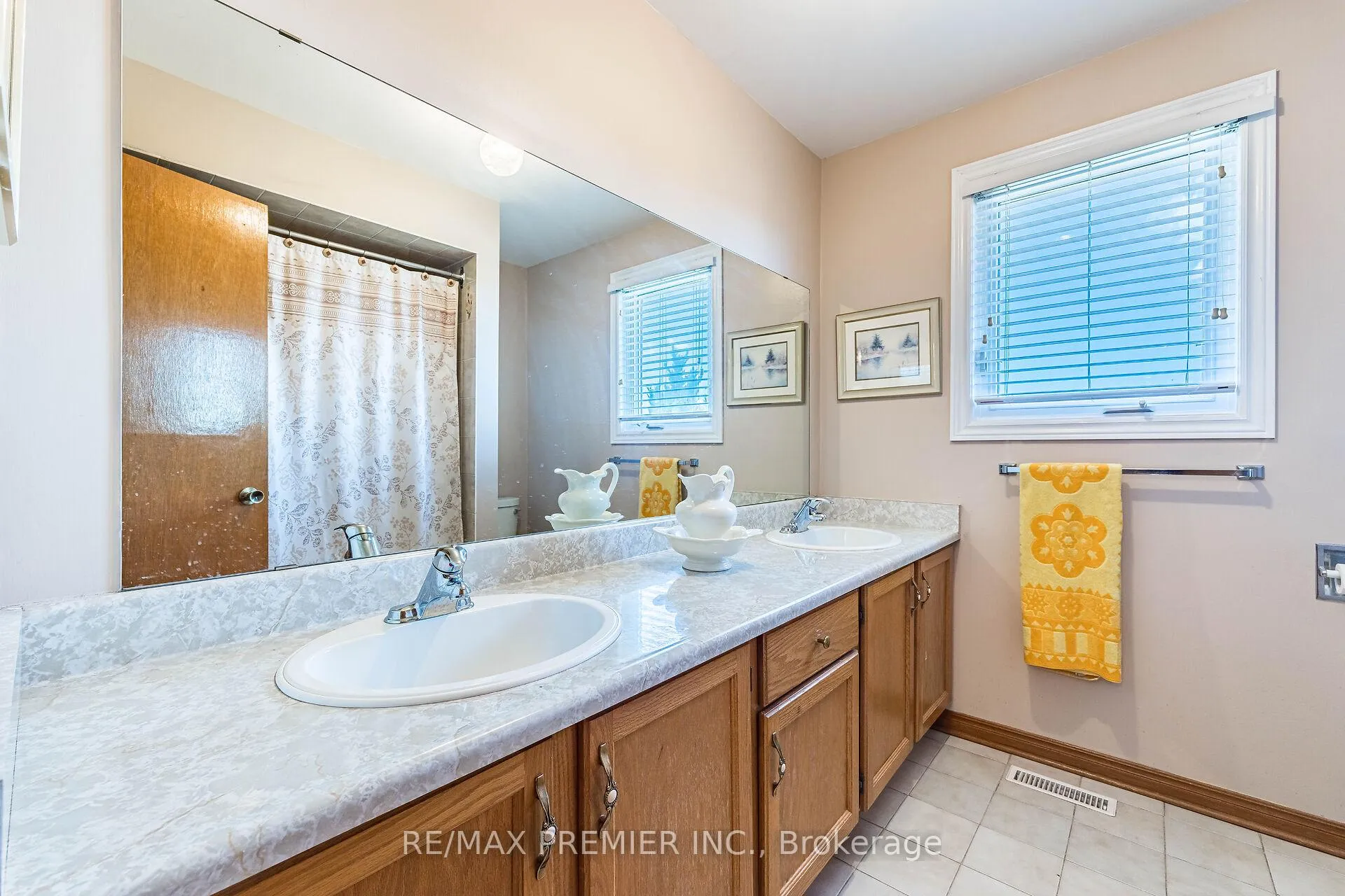 Photo 15 of 18 Mathewson Street, Vaughan, Maple — HOMEH