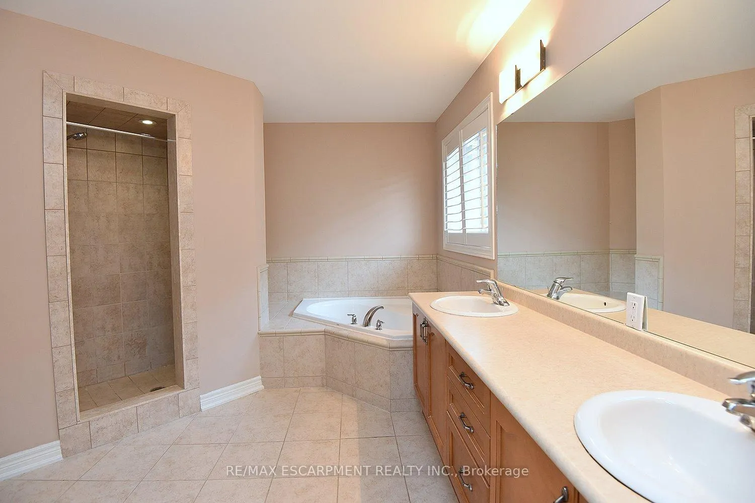 Photo 35 of 152 Tollgate Drive, Hamilton, Ancaster — HOMEH