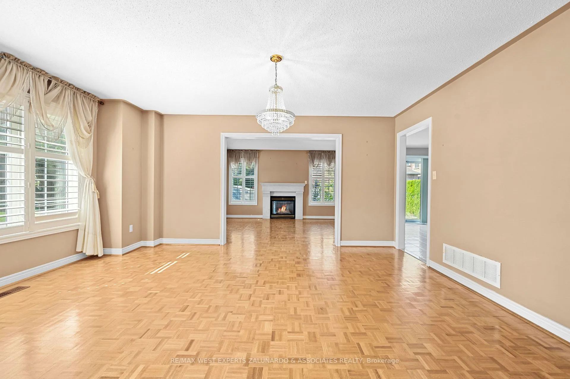 Photo 8 of 322 Vellore Avenue, Vaughan, Vellore Village — HOMEH