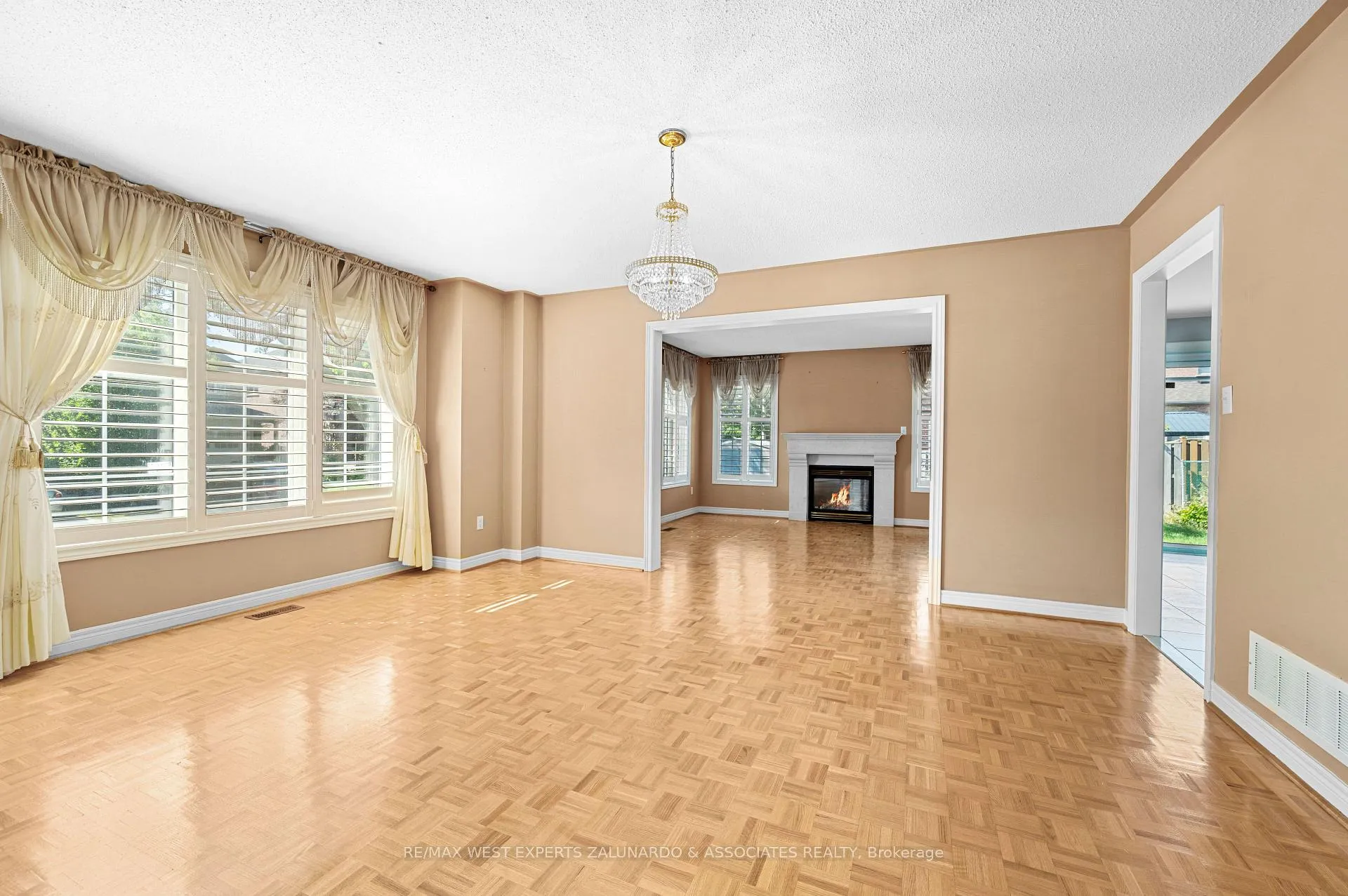 Photo 9 of 322 Vellore Avenue, Vaughan, Vellore Village — HOMEH