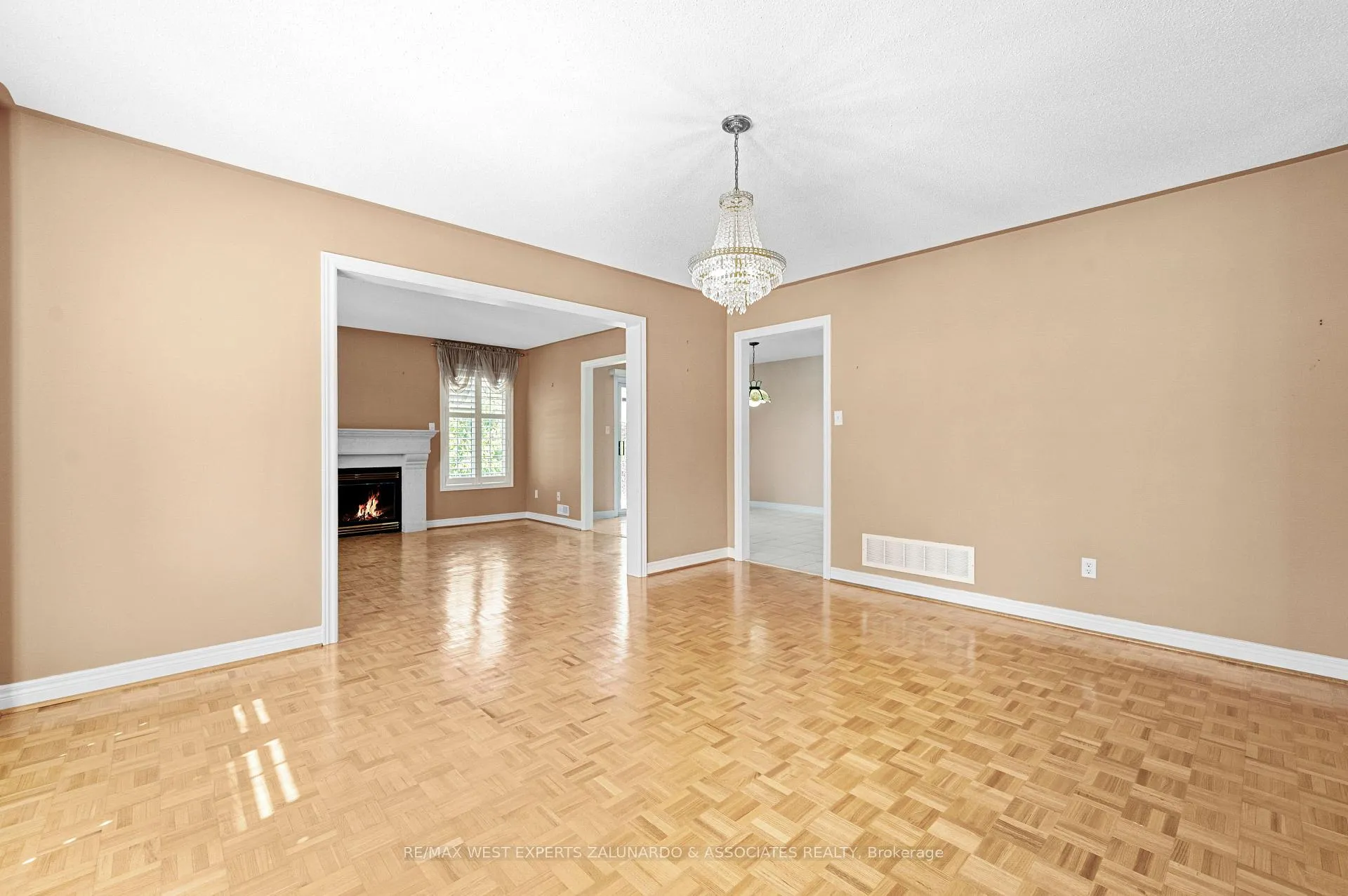 Photo 11 of 322 Vellore Avenue, Vaughan, Vellore Village — HOMEH