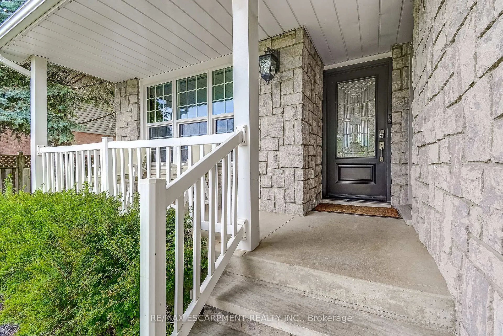 Photo 3 of 37 Culotta Drive, Hamilton, Waterdown — HOMEH