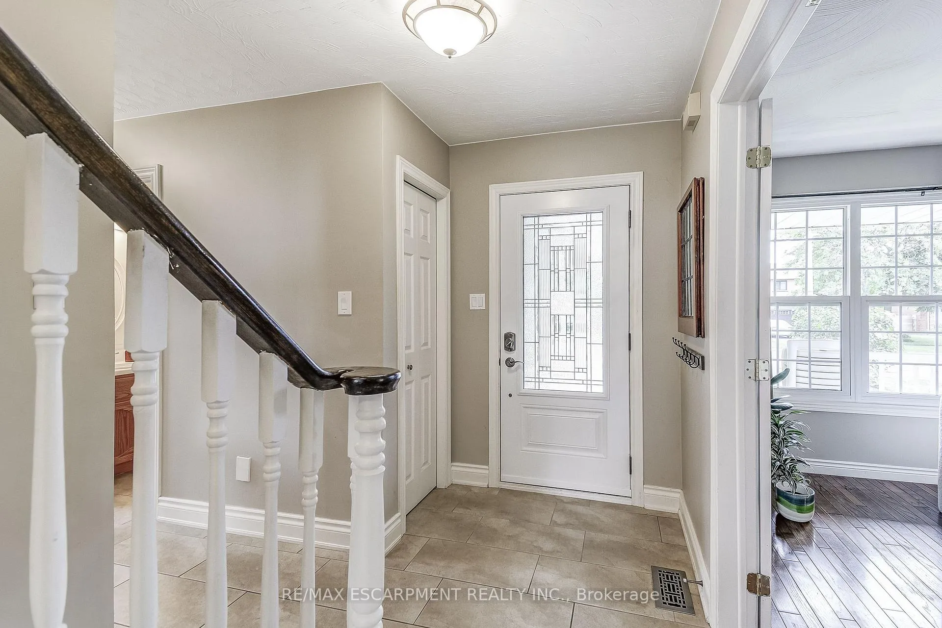 Photo 4 of 37 Culotta Drive, Hamilton, Waterdown — HOMEH