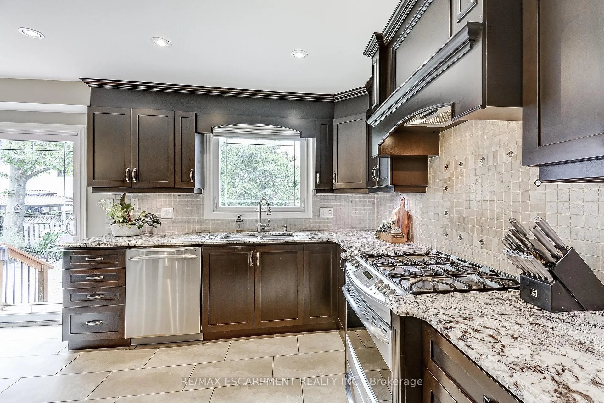Photo 10 of 37 Culotta Drive, Hamilton, Waterdown — HOMEH