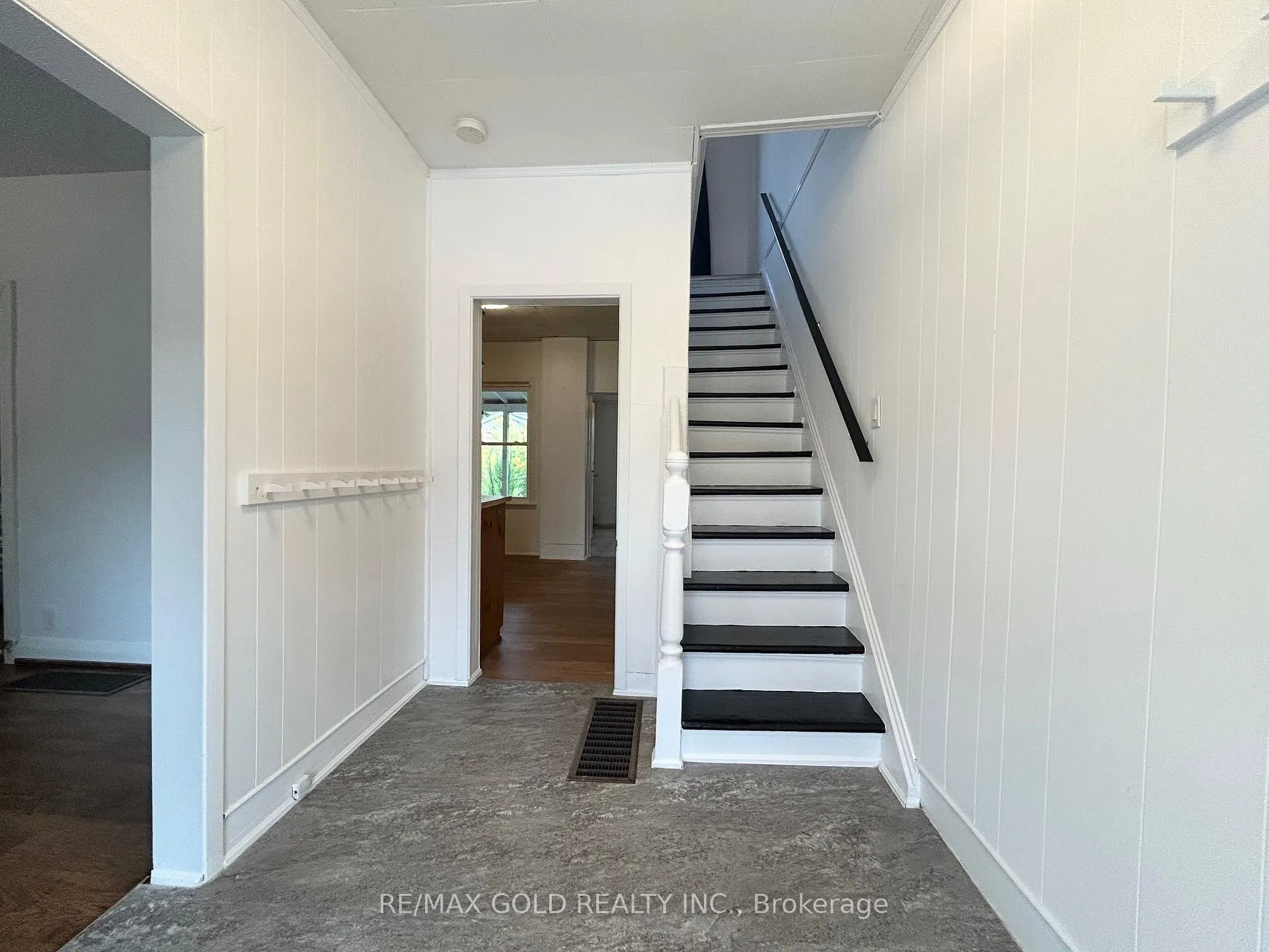 Photo 5 of 118 Stephen Street N, Kingston, East of Sir John A. Blvd — HOMEH