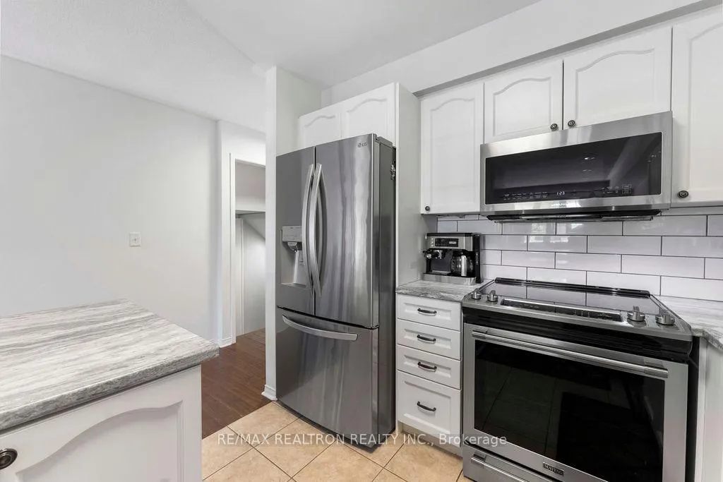 Photo 10 of 8 Ramona Way, Whitby, Brooklin — HOMEH