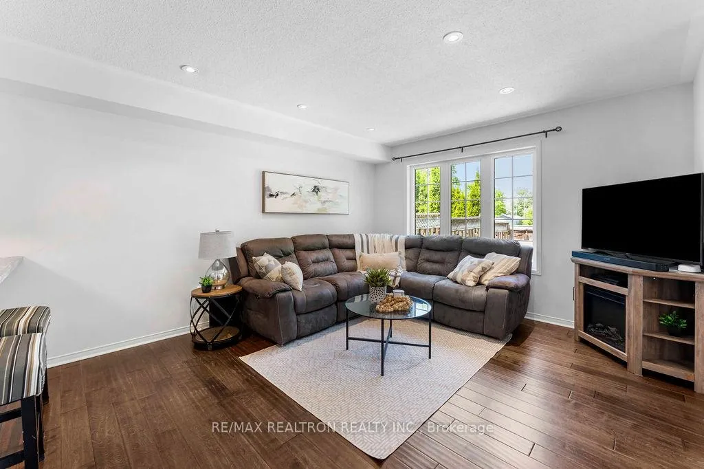 Photo 12 of 8 Ramona Way, Whitby, Brooklin — HOMEH