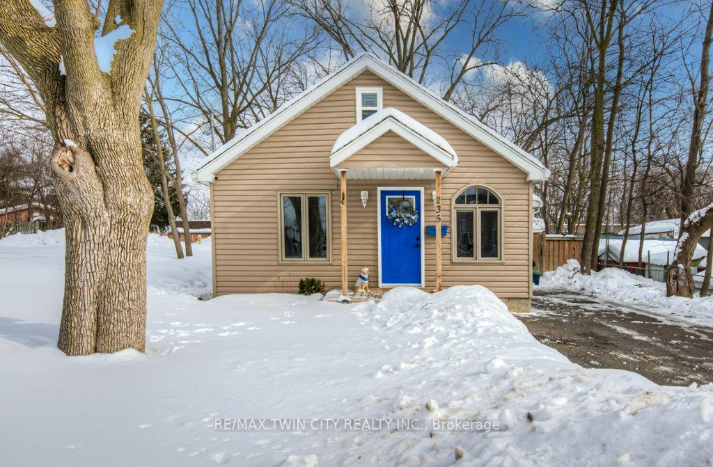 Photo 2 of 235 Charing Cross Street, Brant, Brantford Twp — HOMEH