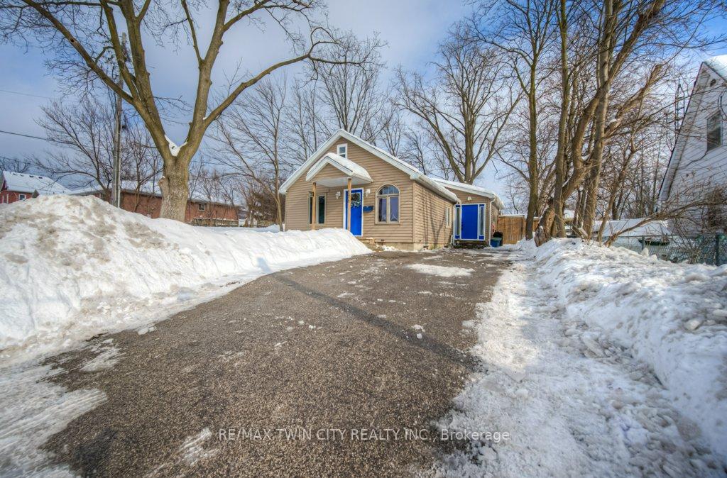 Photo 3 of 235 Charing Cross Street, Brant, Brantford Twp — HOMEH