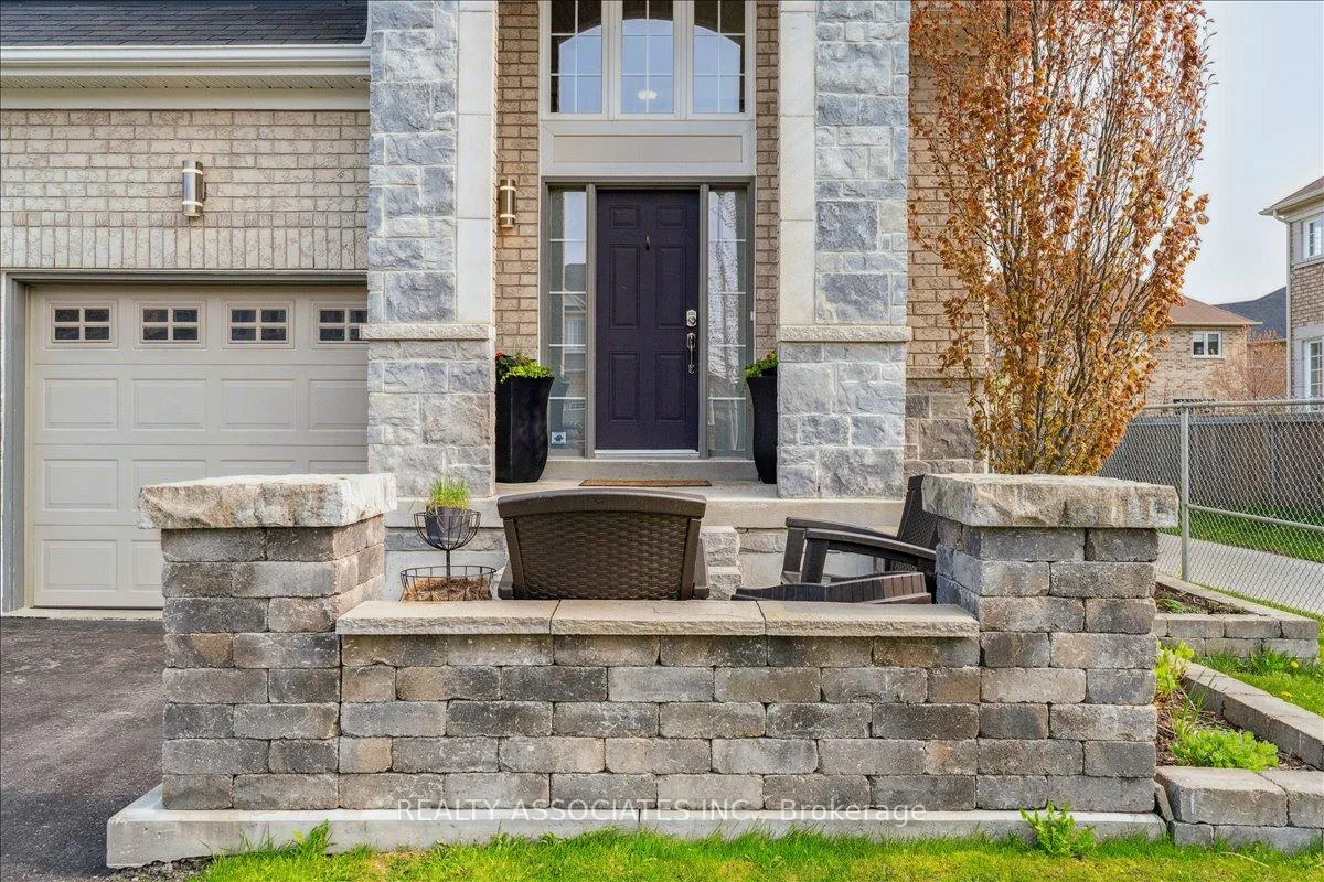 Photo 3 of 185 Glenabbey Drive, Clarington, Courtice — HOMEH