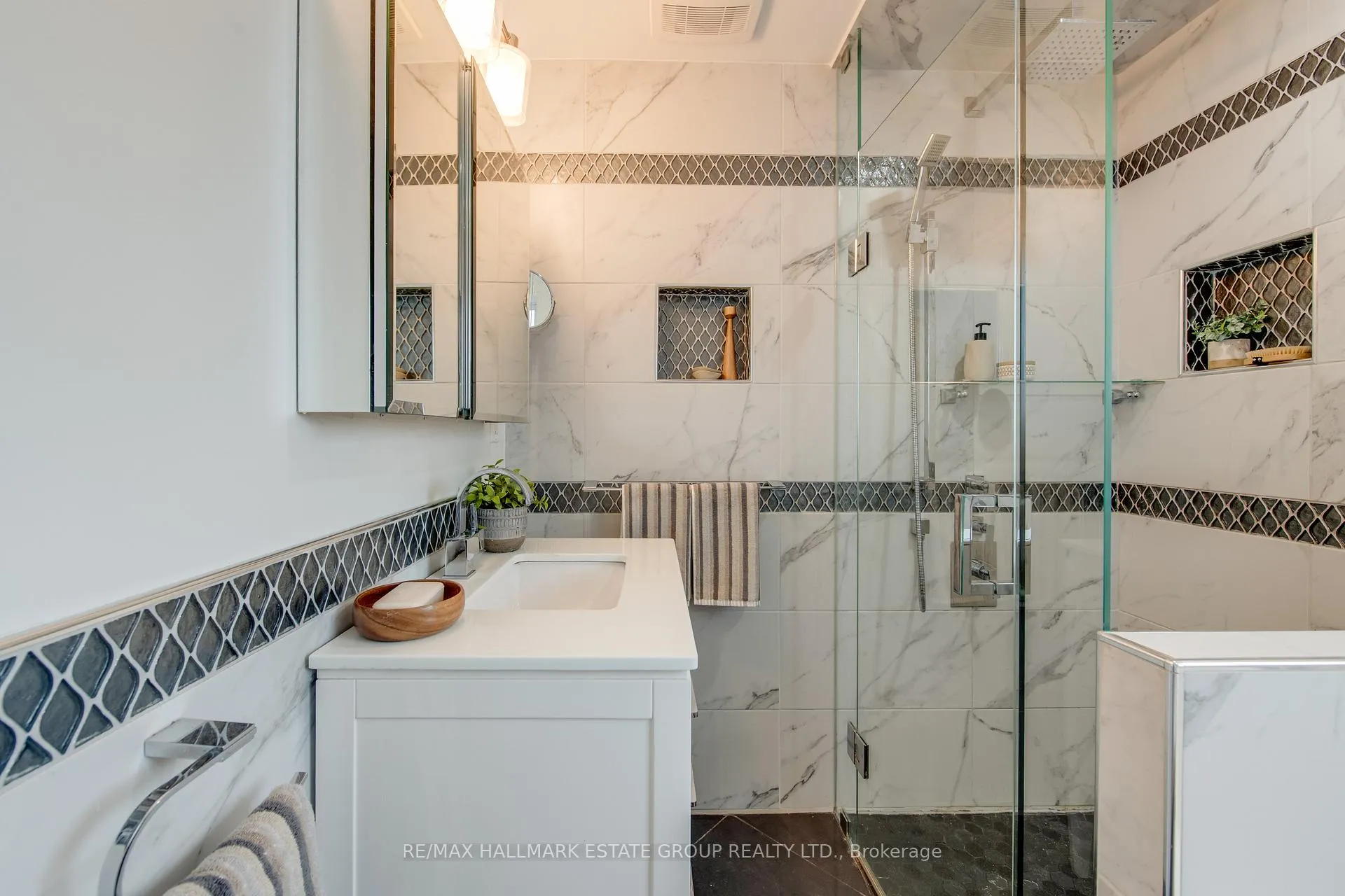 Photo 32 of 245 Kenilworth Avenue, Toronto, The Beaches — HOMEH