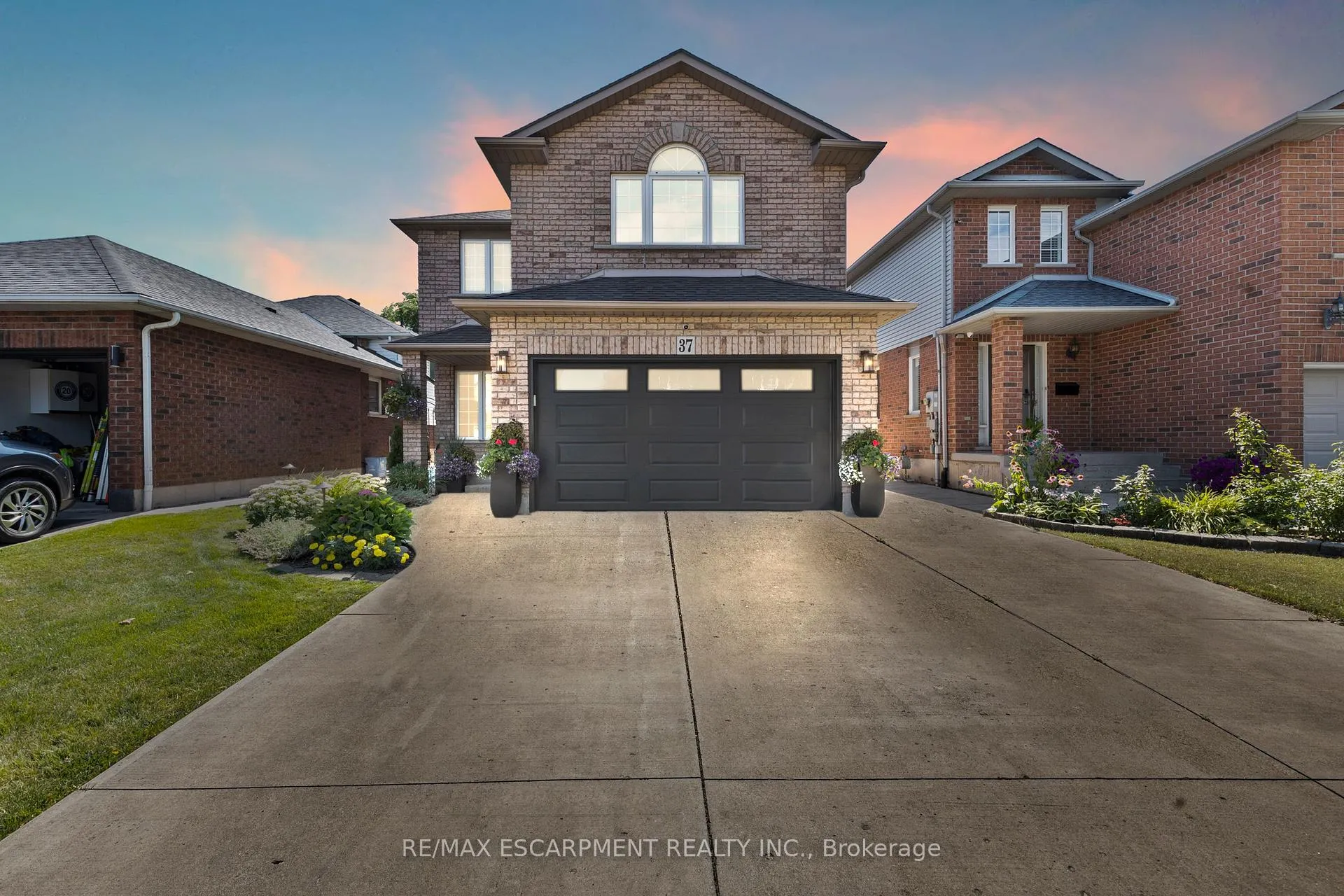 Photo 2 of 37 Darrow Drive, Hamilton, Stoney Creek — HOMEH