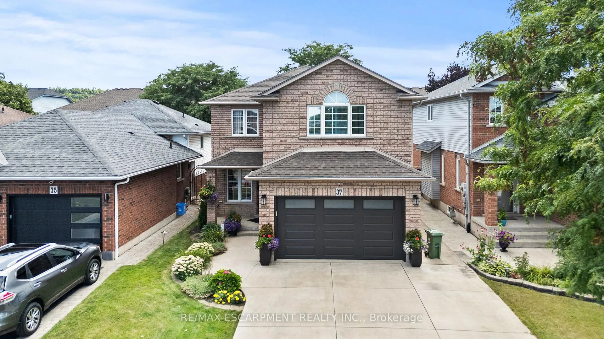 Photo 3 of 37 Darrow Drive, Hamilton, Stoney Creek — HOMEH
