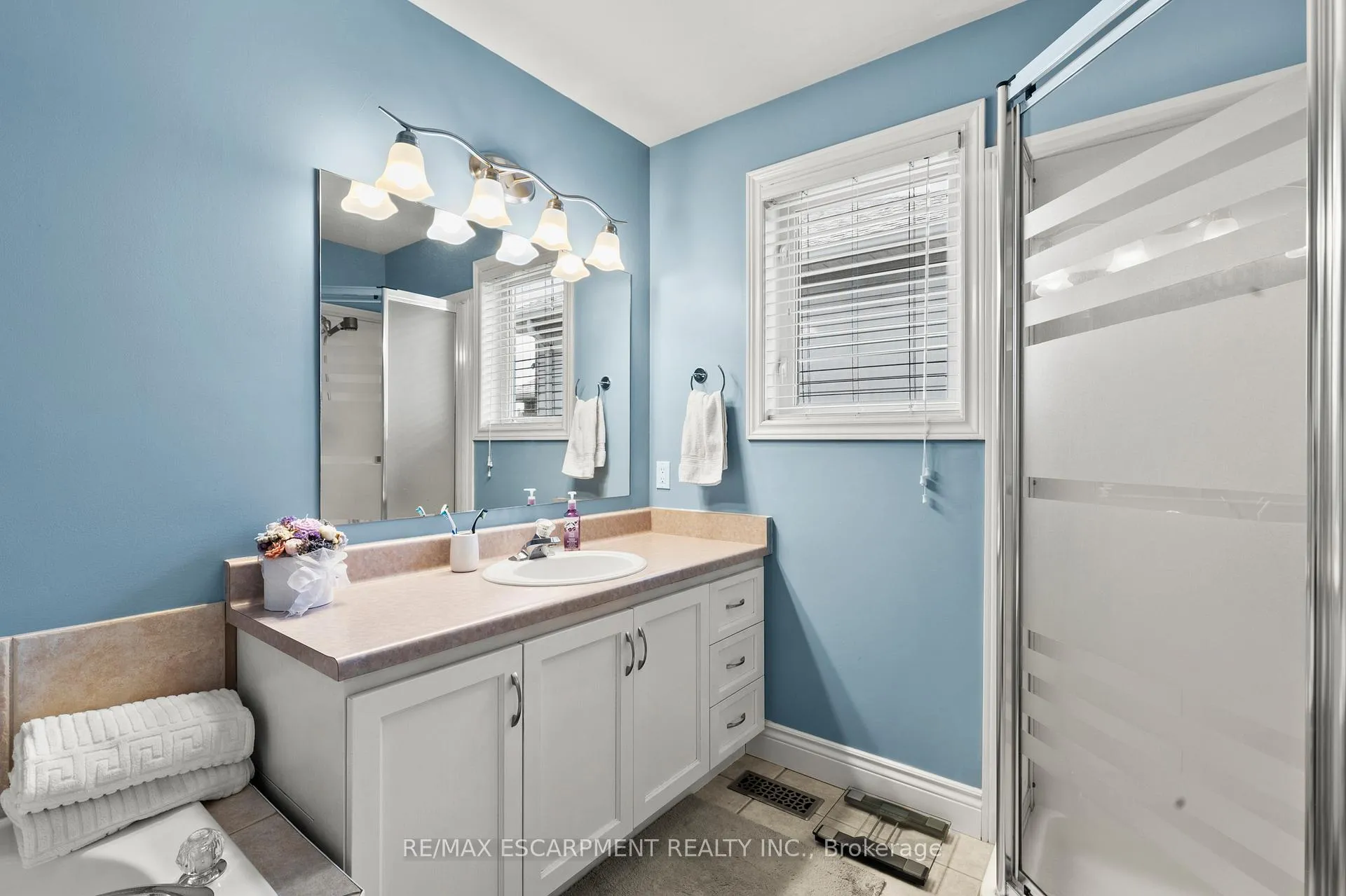 Photo 25 of 37 Darrow Drive, Hamilton, Stoney Creek — HOMEH