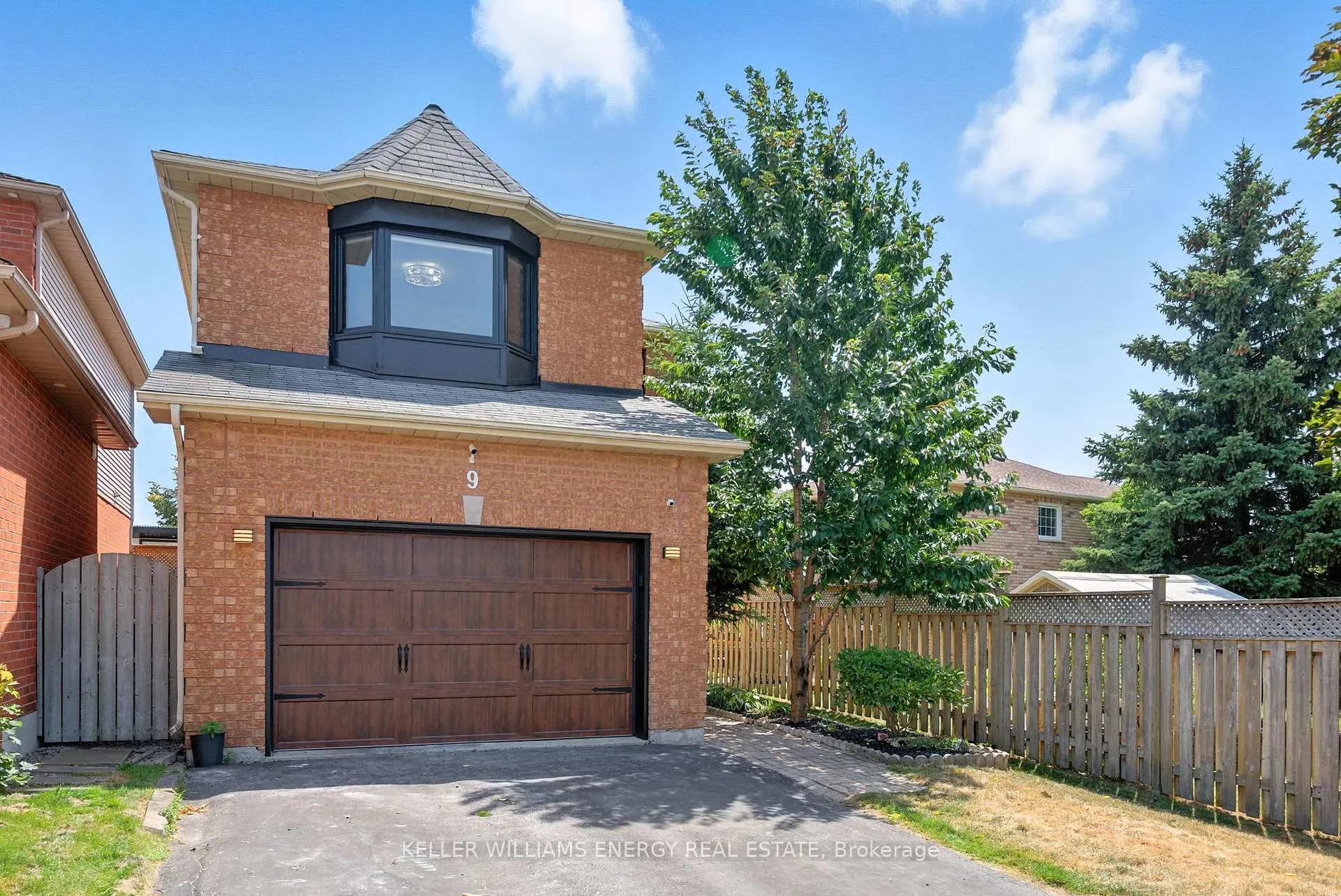 Photo 3 of 9 Glen Ray Court, Clarington, Bowmanville — HOMEH
