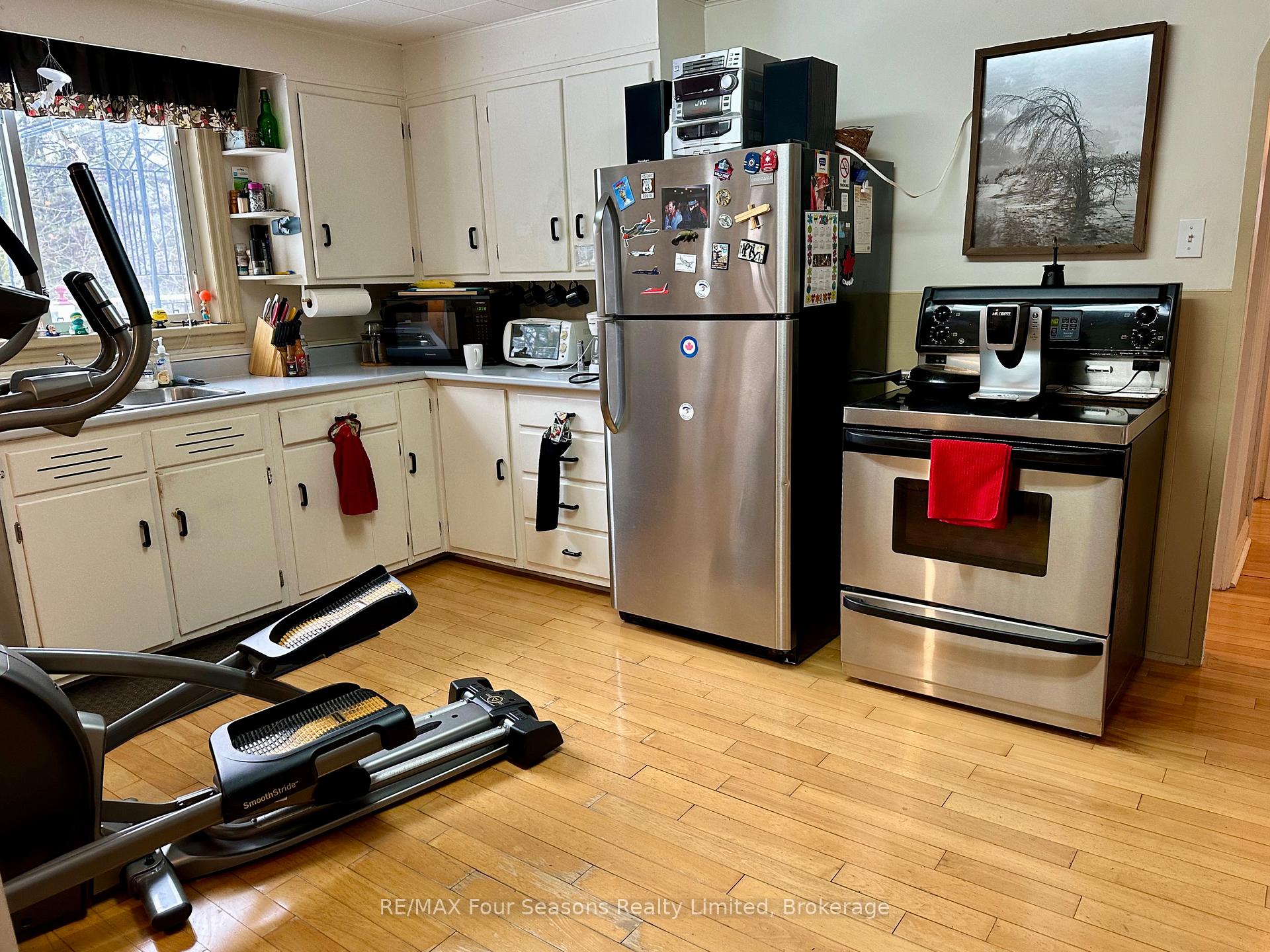Photo 15 of 210 Saunders Street, Clearview, Stayner — HOMEH