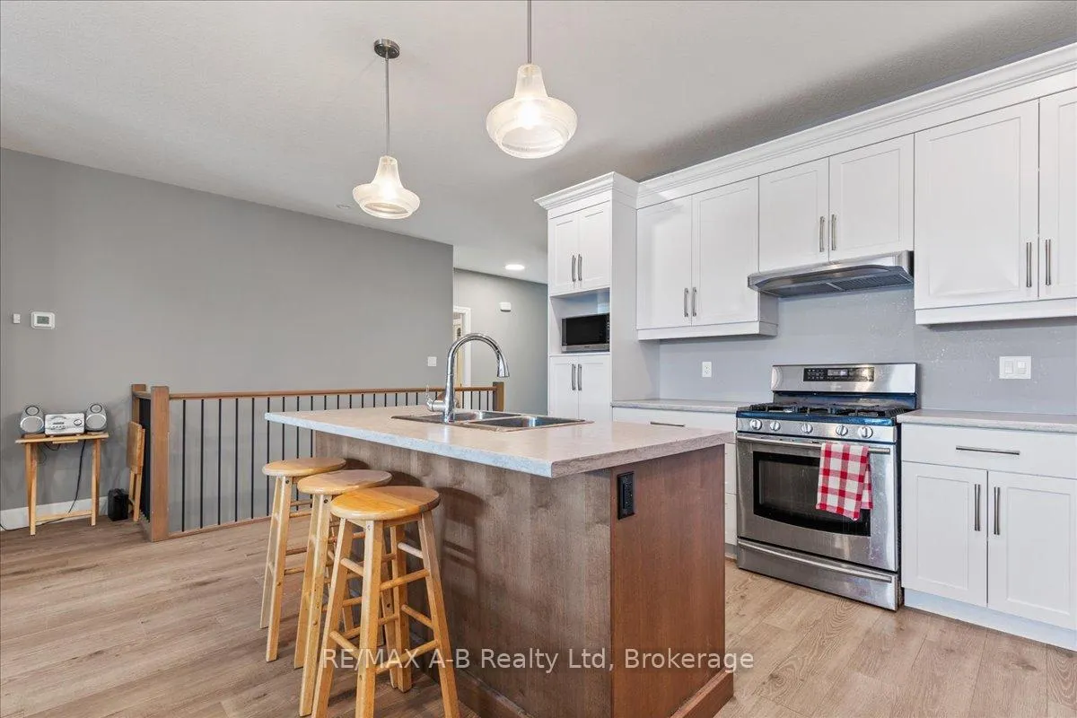 Photo 16 of 154 Ridgewood Crescent E, St. Marys — HOMEH