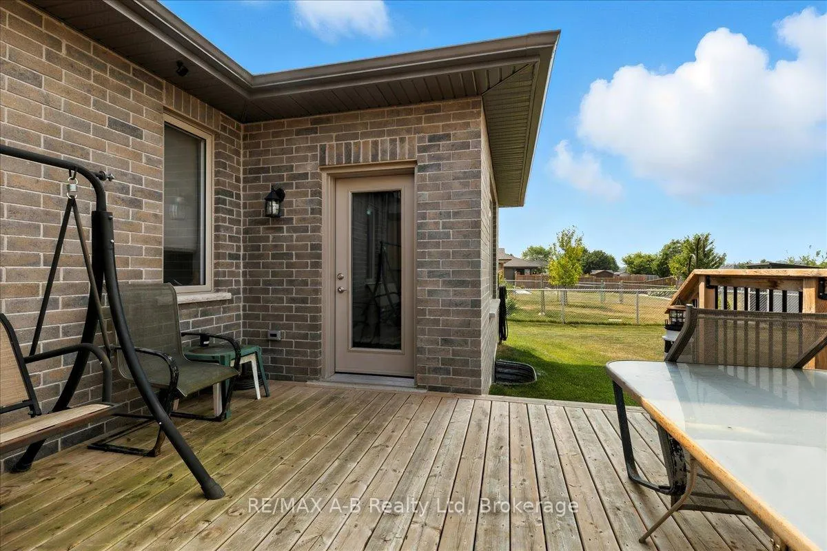 Photo 32 of 154 Ridgewood Crescent E, St. Marys — HOMEH