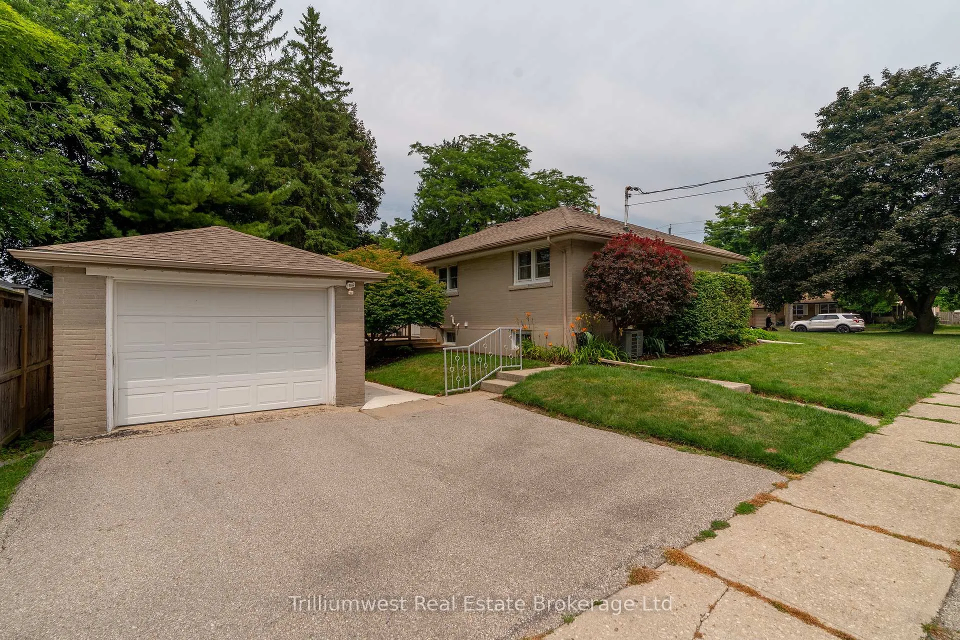 Photo 2 of 32 Elginfield Drive, Guelph, Grange Road — HOMEH