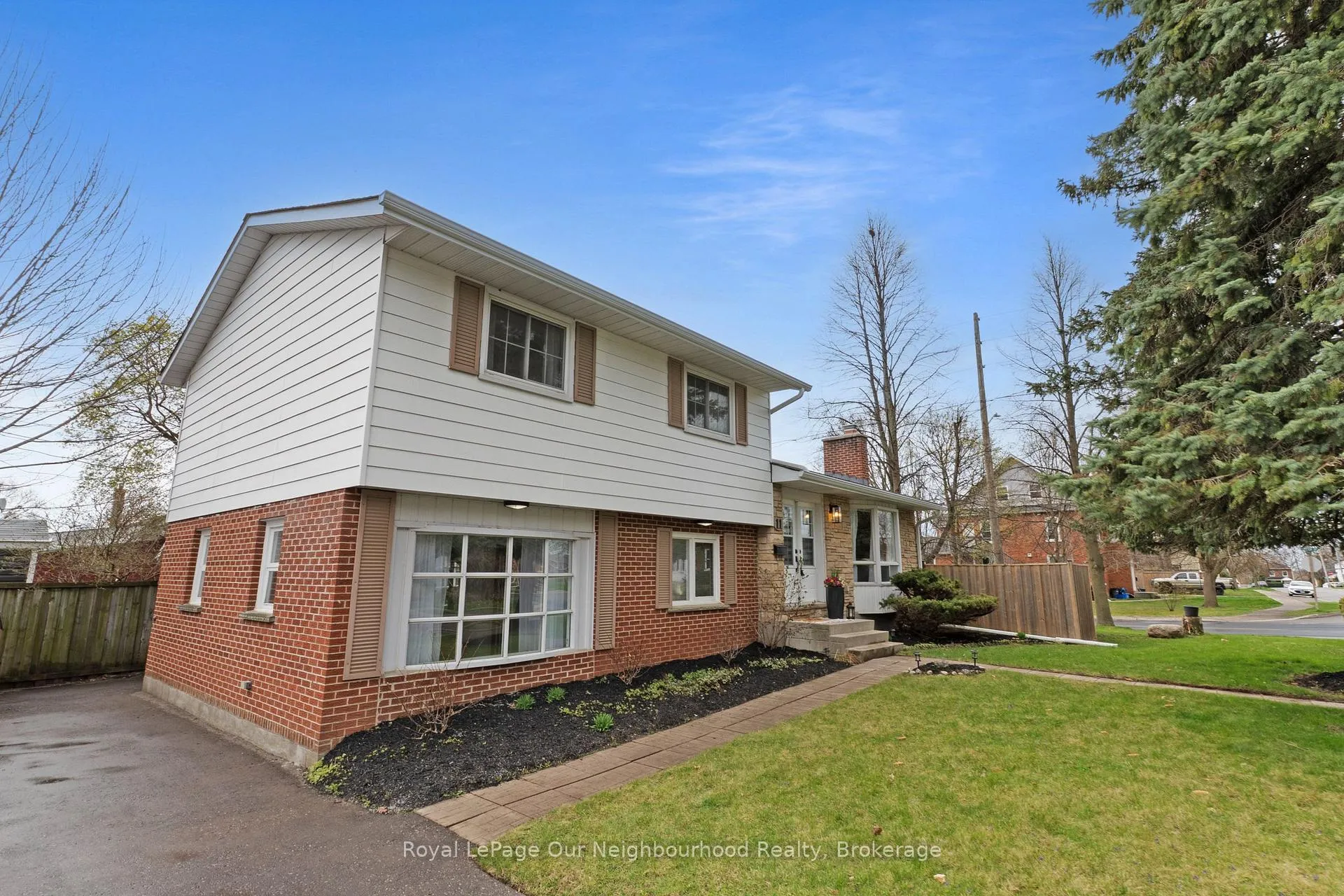 Photo 2 of 11 Ontario Street, Clarington, Bowmanville — HOMEH