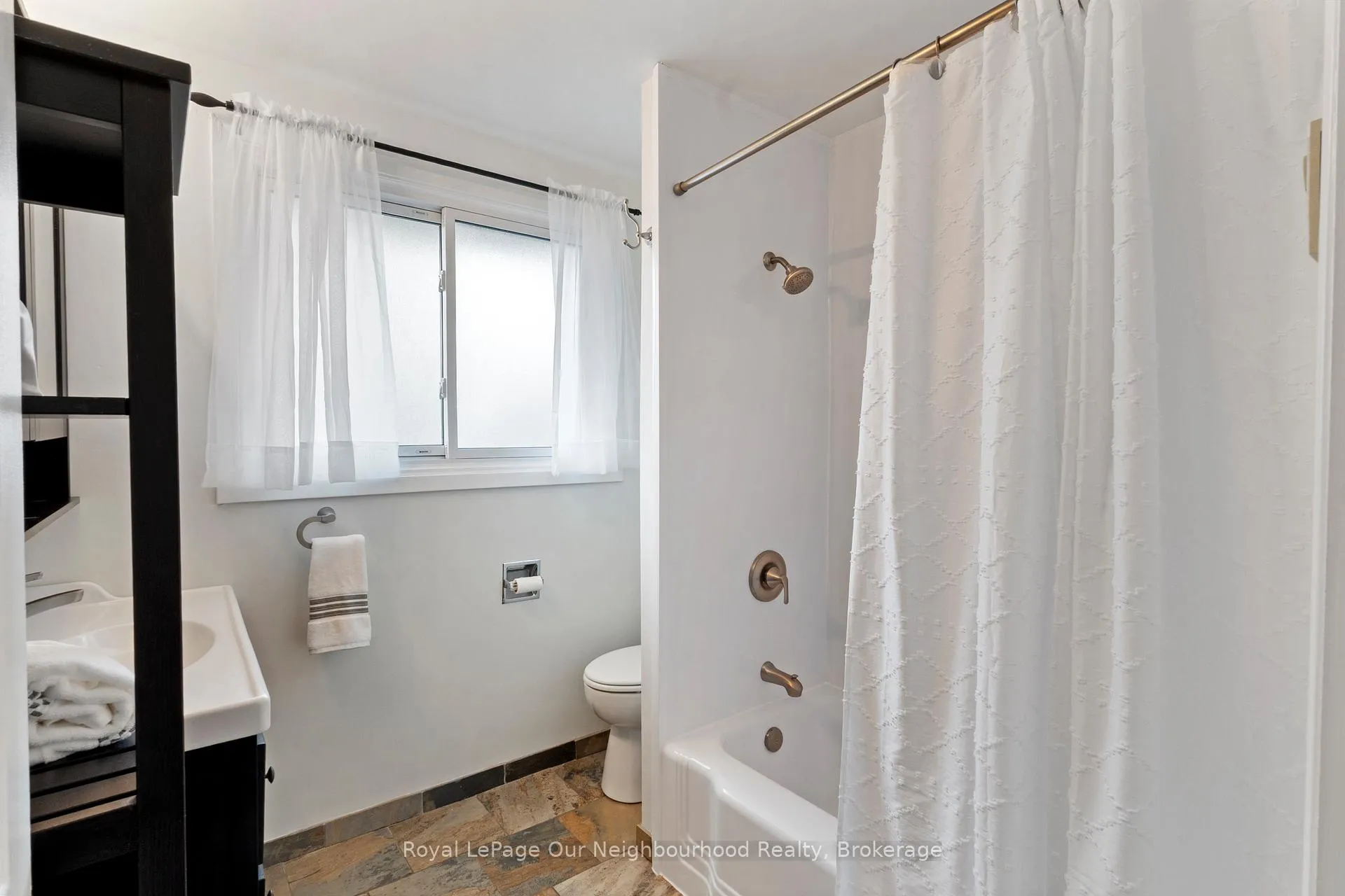 Photo 21 of 11 Ontario Street, Clarington, Bowmanville — HOMEH