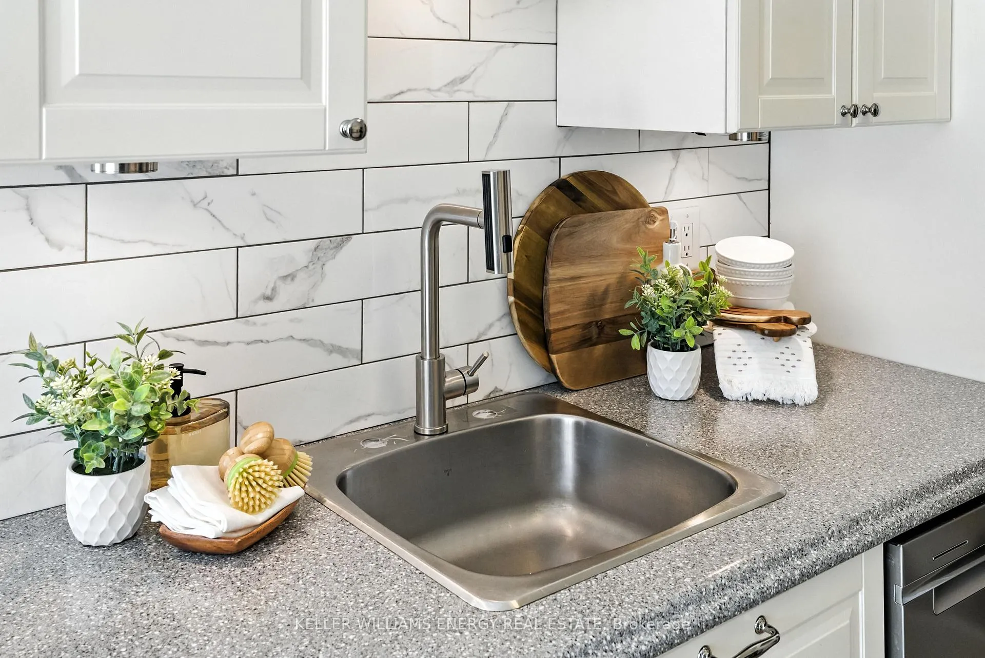 Photo 18 of 22 Short Crescent, Clarington, Courtice — HOMEH