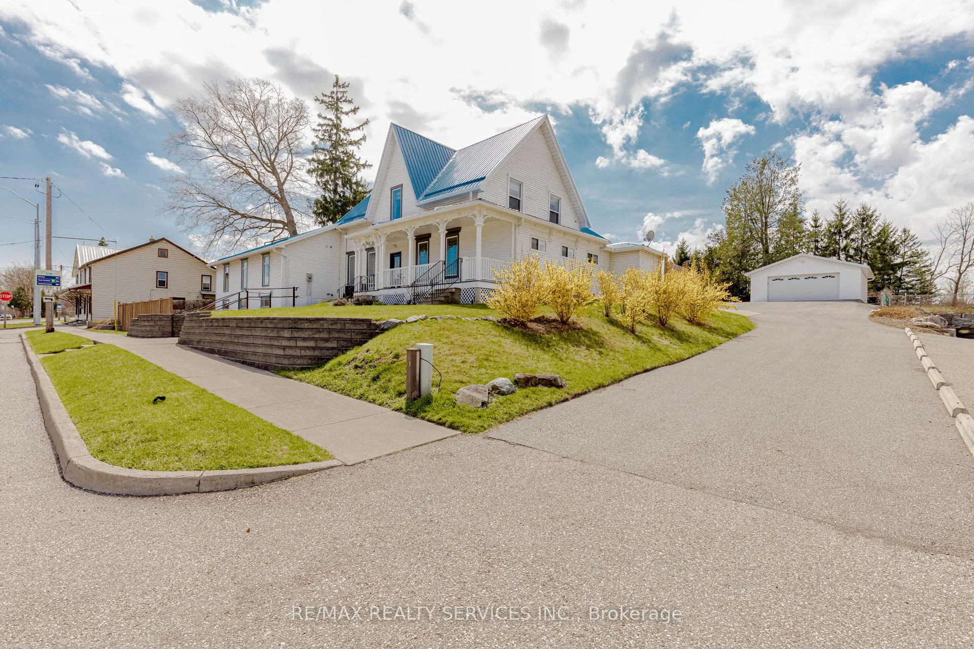 Photo 2 of 51 Simcoe Street N, Brant, Burford — HOMEH