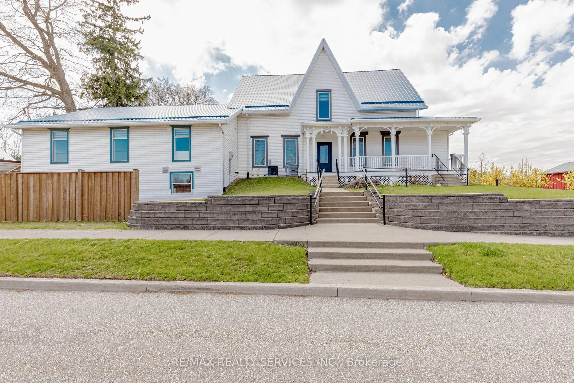 Photo 3 of 51 Simcoe Street N, Brant, Burford — HOMEH