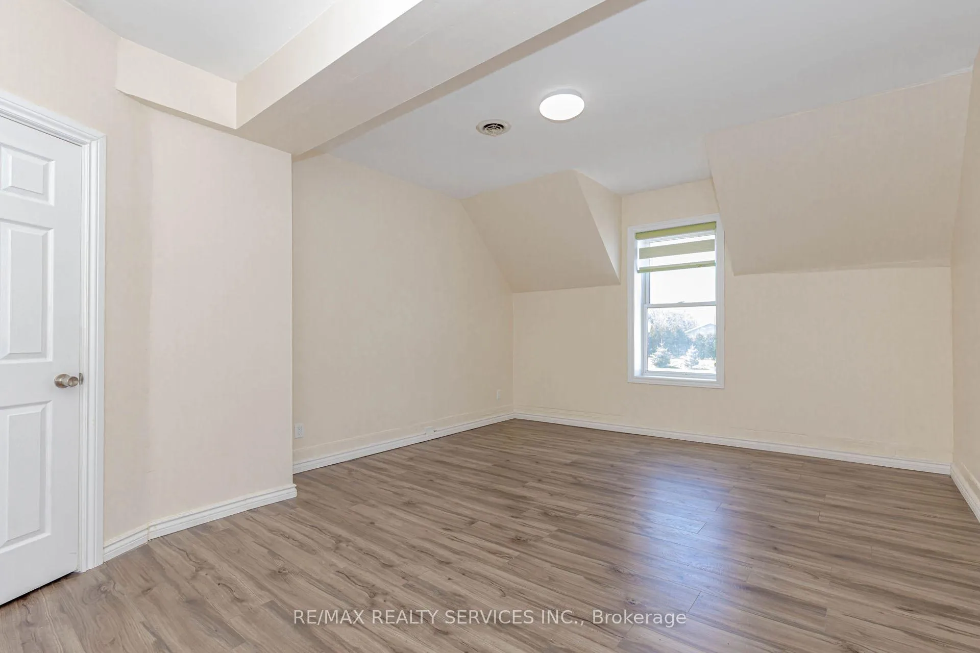 Photo 20 of 51 Simcoe Street N, Brant, Burford — HOMEH
