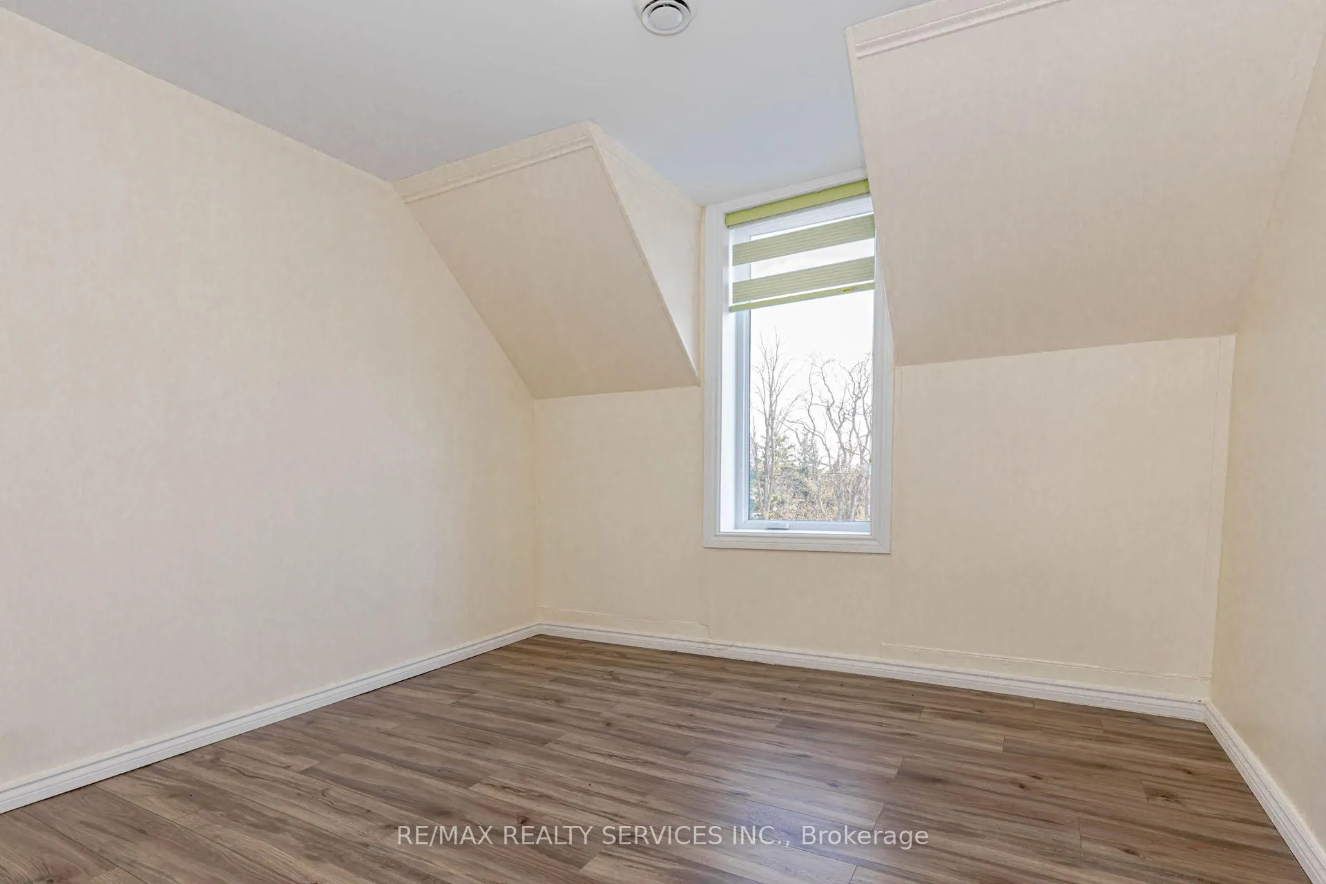 Photo 23 of 51 Simcoe Street N, Brant, Burford — HOMEH
