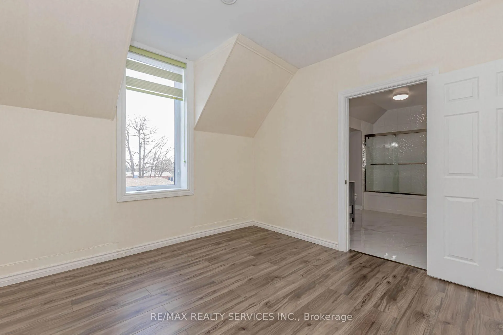 Photo 24 of 51 Simcoe Street N, Brant, Burford — HOMEH
