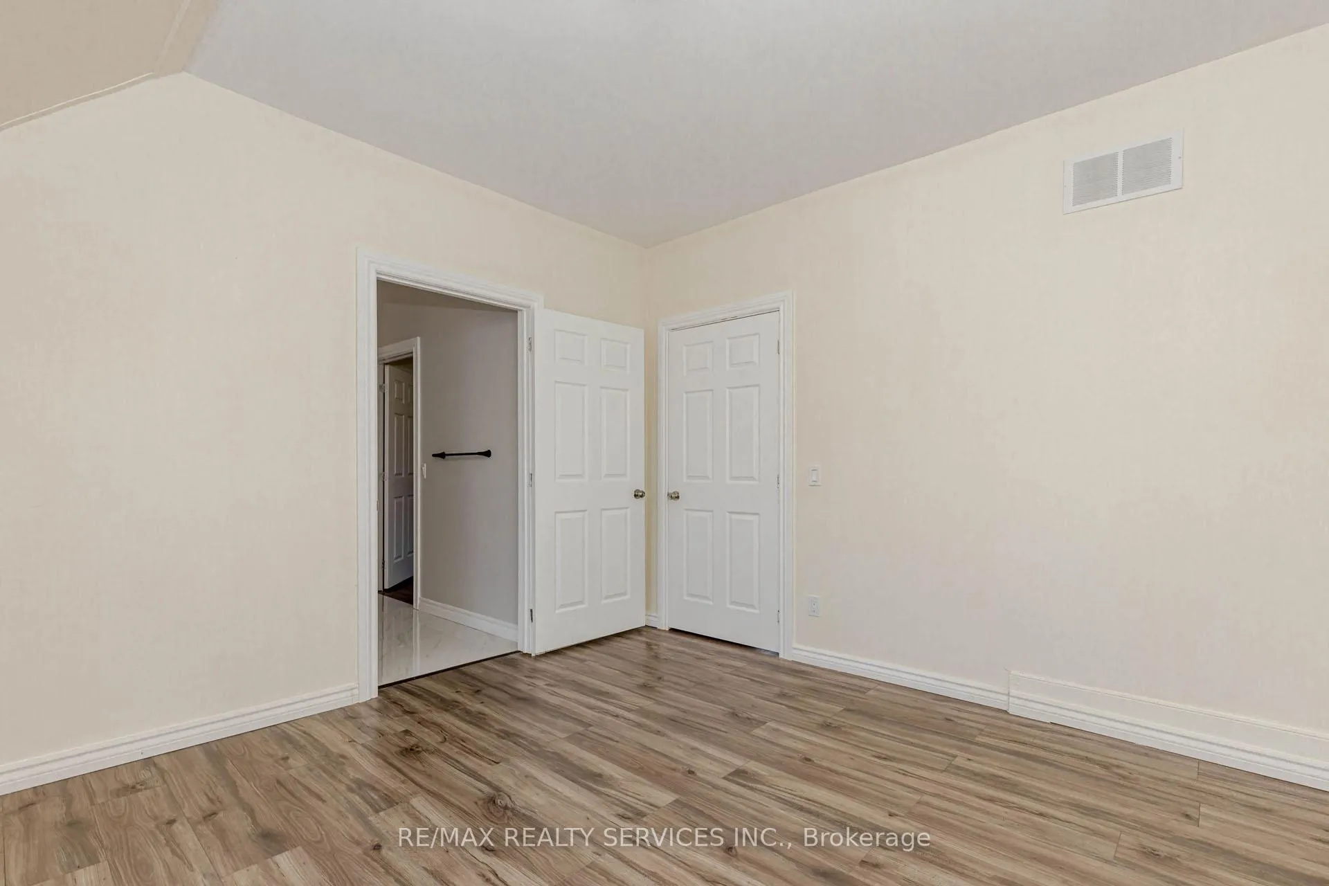 Photo 25 of 51 Simcoe Street N, Brant, Burford — HOMEH