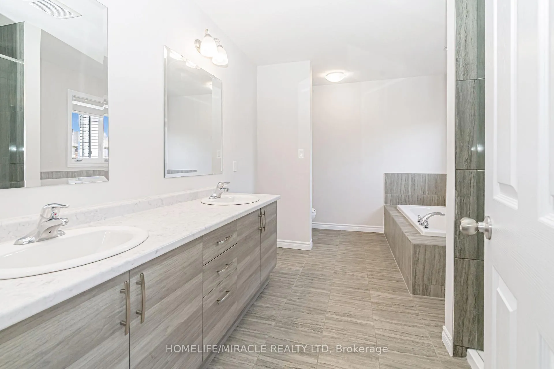 Photo 25 of 24 Sass Crescent, Brant, Paris — HOMEH
