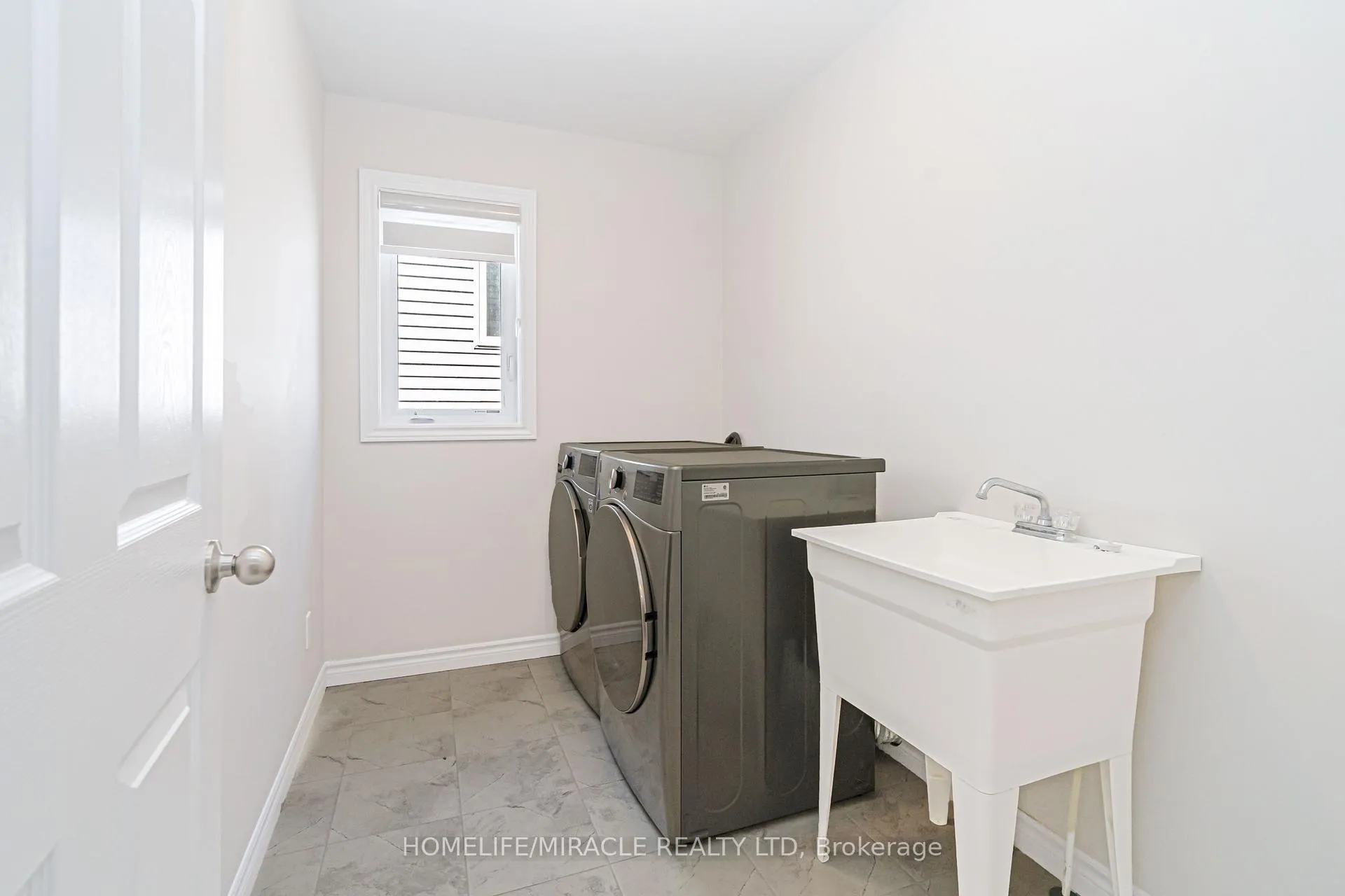 Photo 39 of 24 Sass Crescent, Brant, Paris — HOMEH