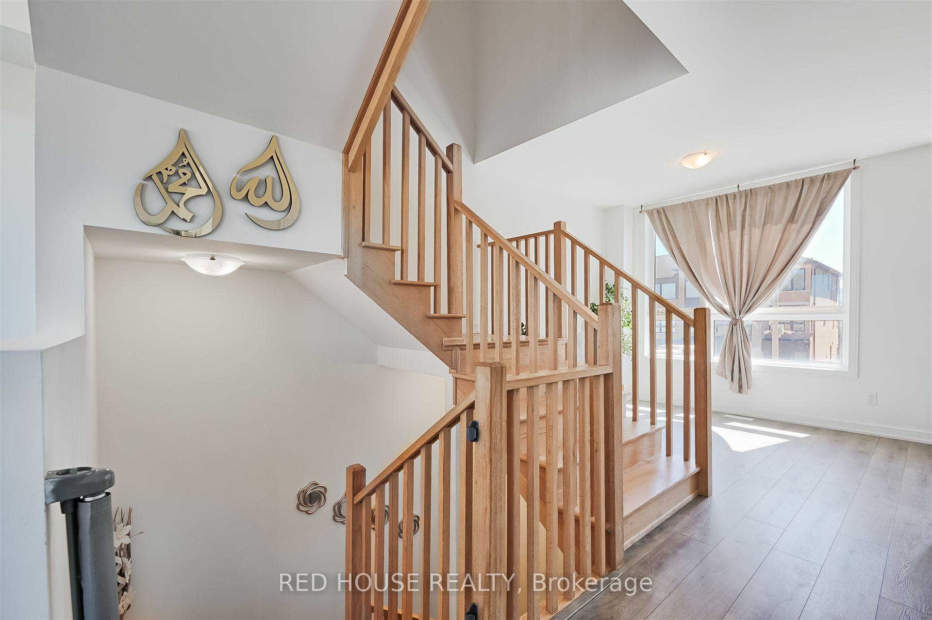 Photo 4 of 13 Blue Forest Crescent, Barrie, Innis-Shore — HOMEH