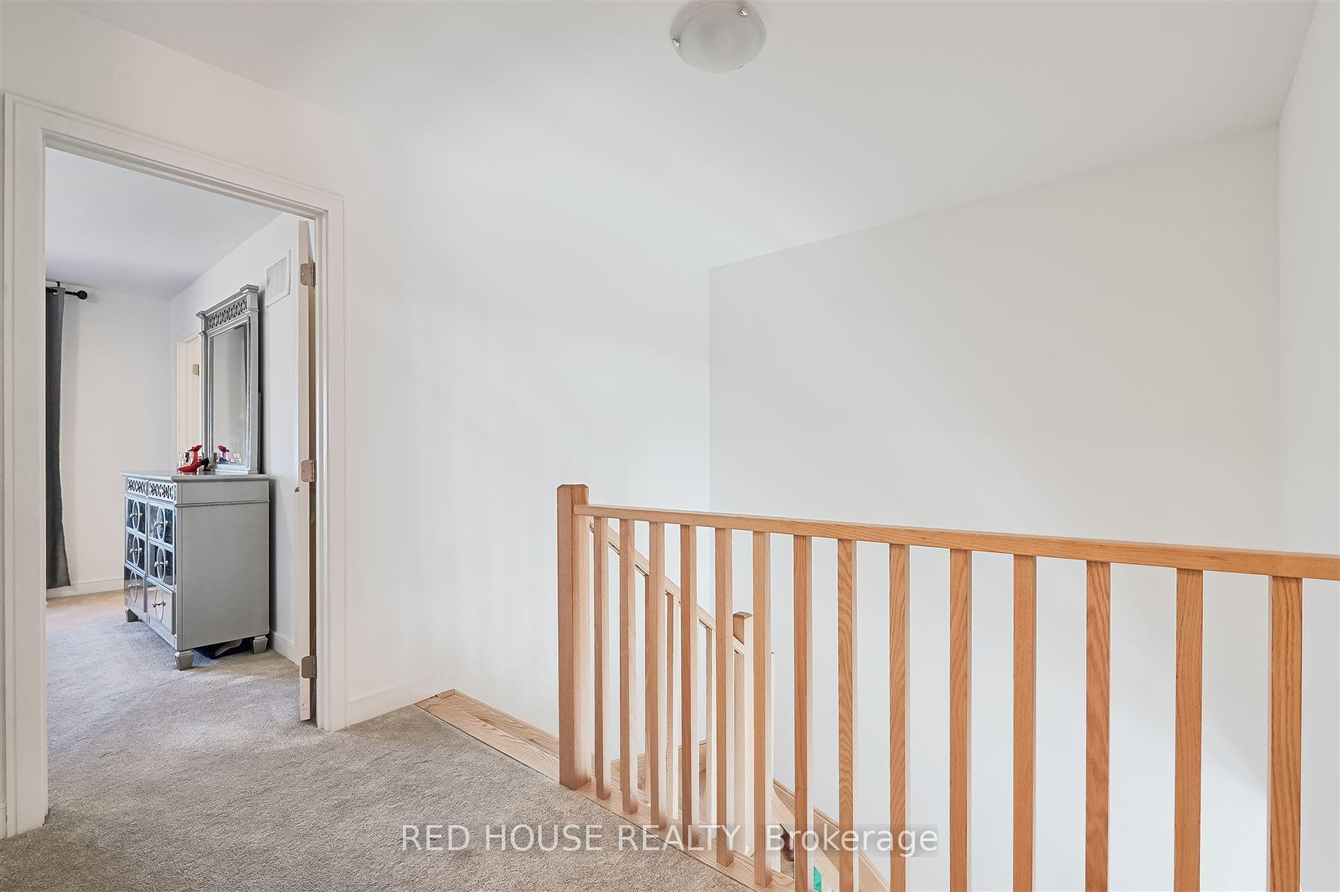 Photo 5 of 13 Blue Forest Crescent, Barrie, Innis-Shore — HOMEH