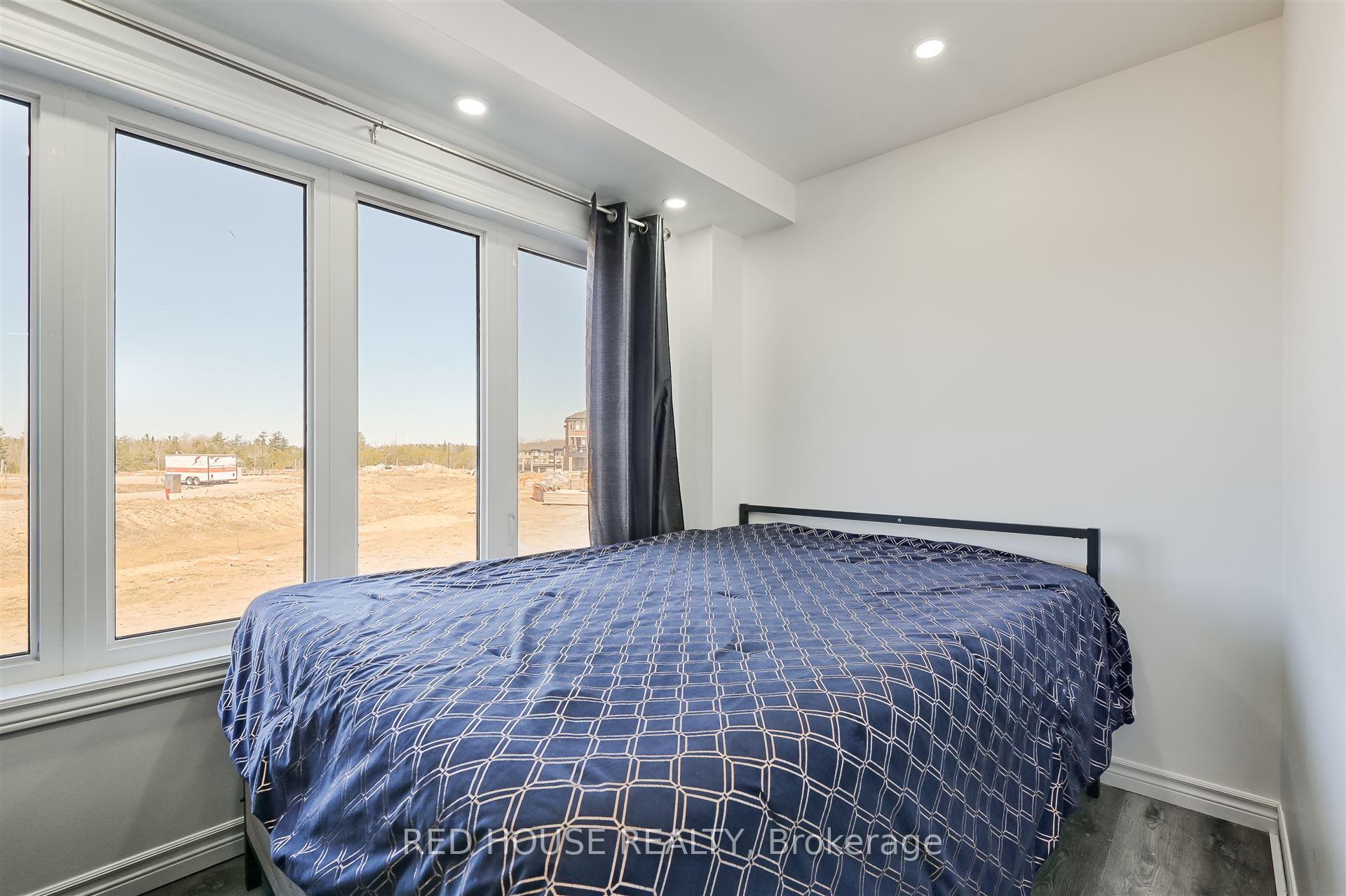 Photo 11 of 13 Blue Forest Crescent, Barrie, Innis-Shore — HOMEH