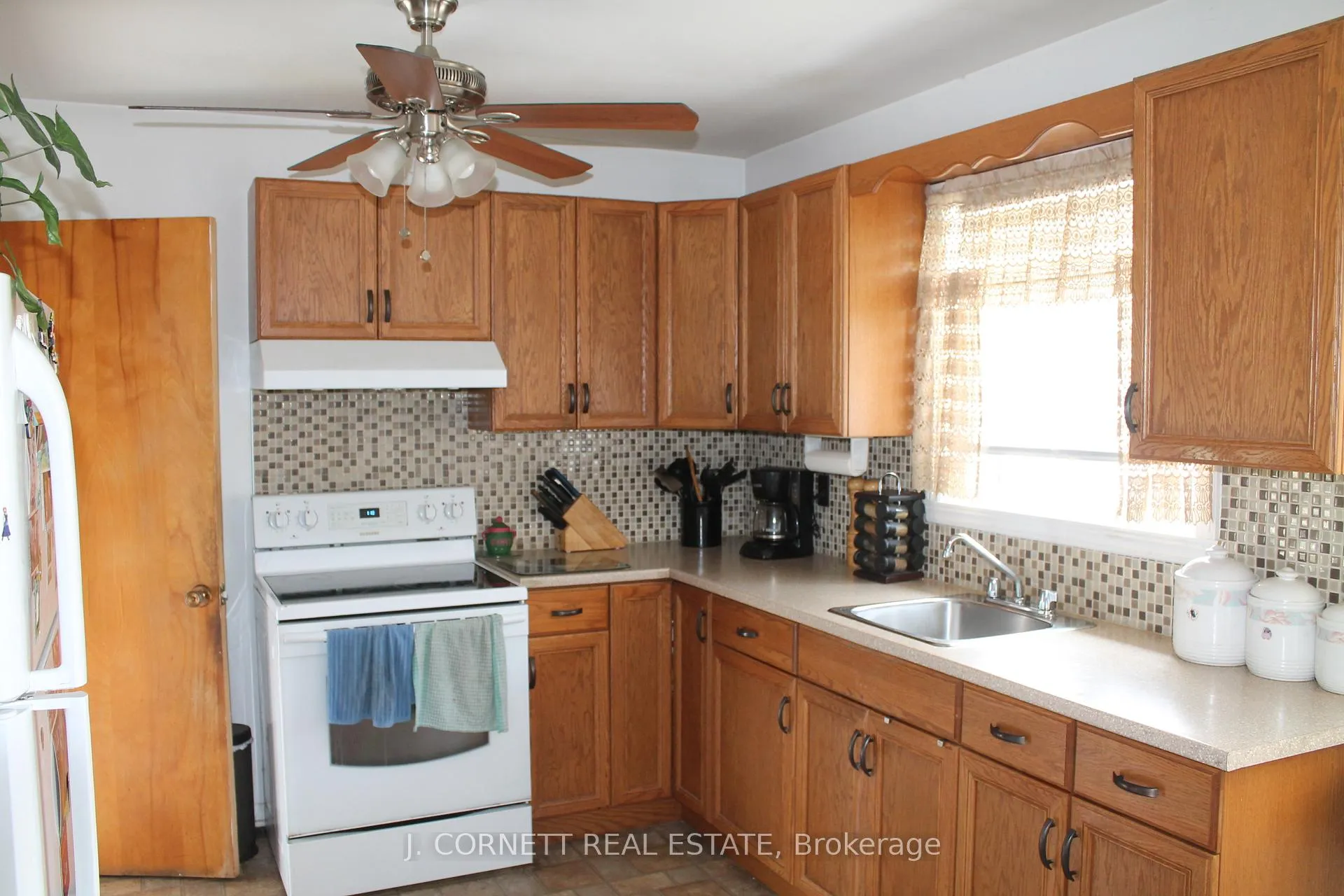 Photo 2 of 421 Bellevue Crescent S, Cornwall — HOMEH