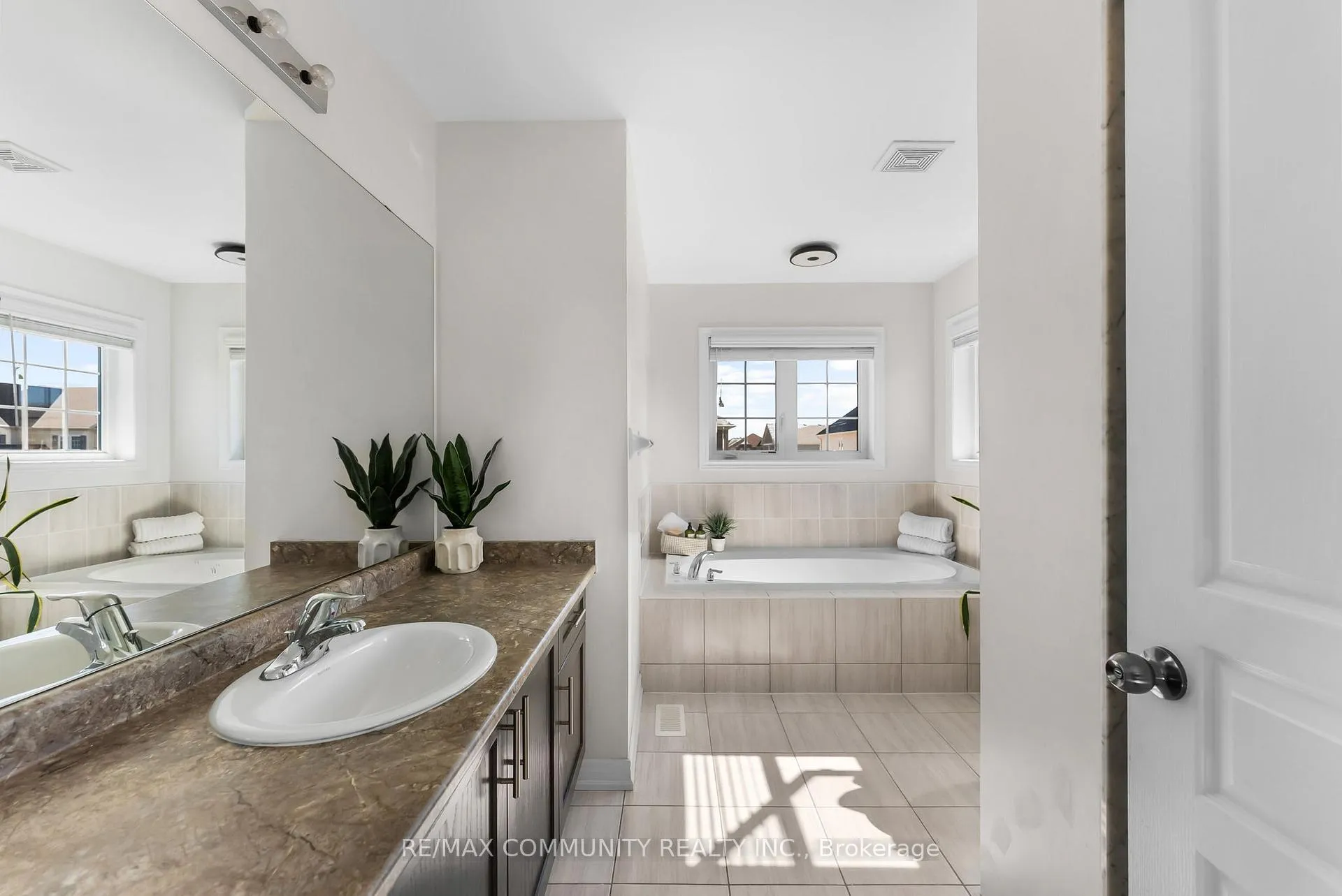 Photo 31 of 279 Kenneth Cole Drive, Clarington, Bowmanville — HOMEH