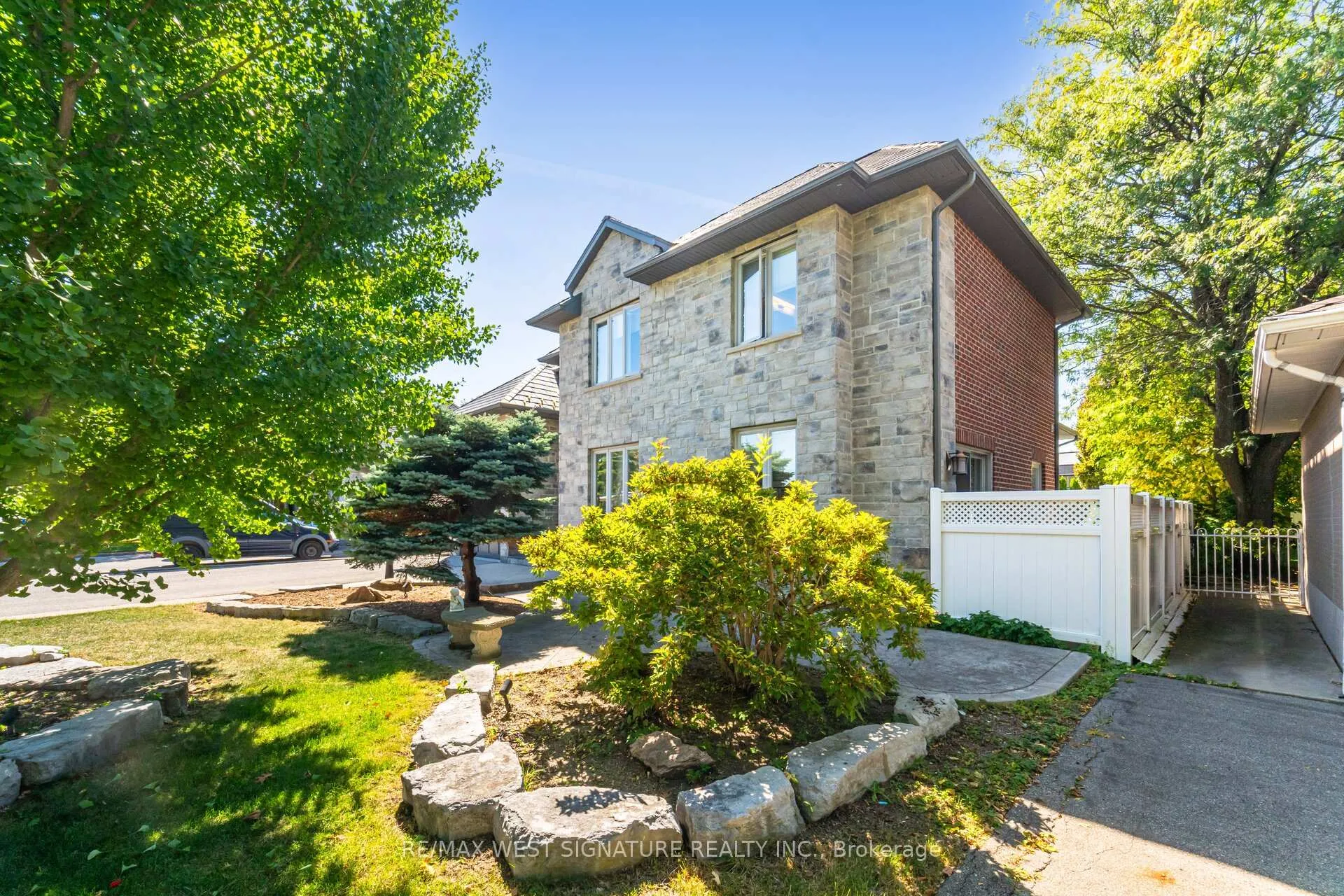 Photo 2 of 12 Gosling Road, Vaughan, Maple — HOMEH