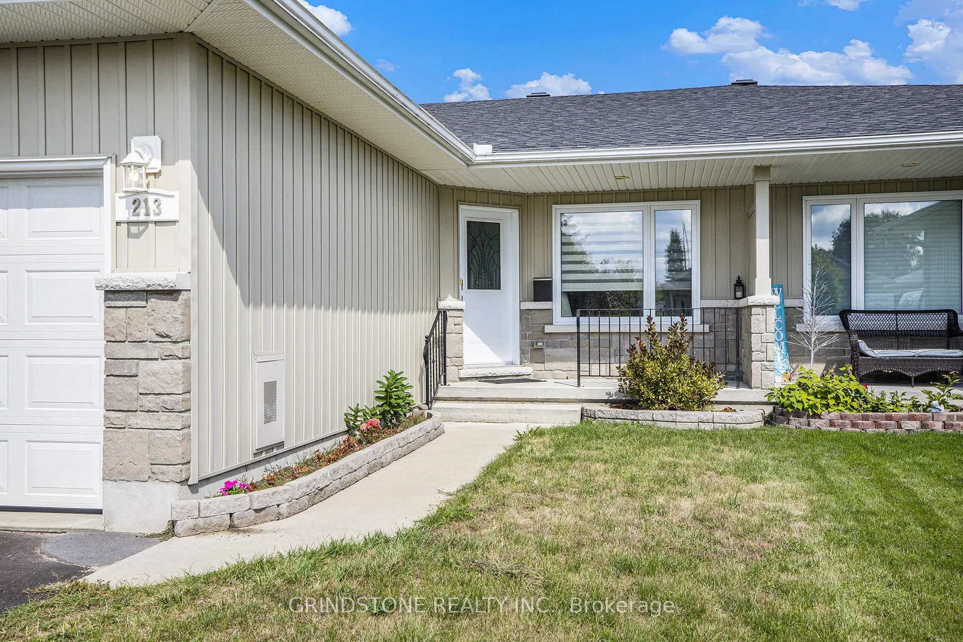 Photo 2 of 213 Foxden Street, Renfrew — HOMEH