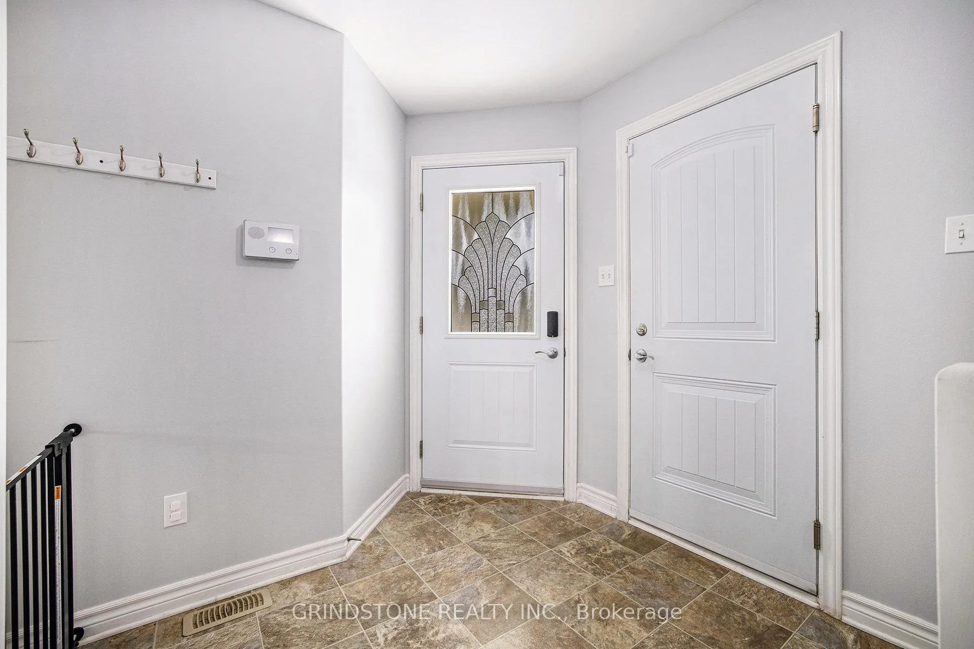 Photo 4 of 213 Foxden Street, Renfrew — HOMEH