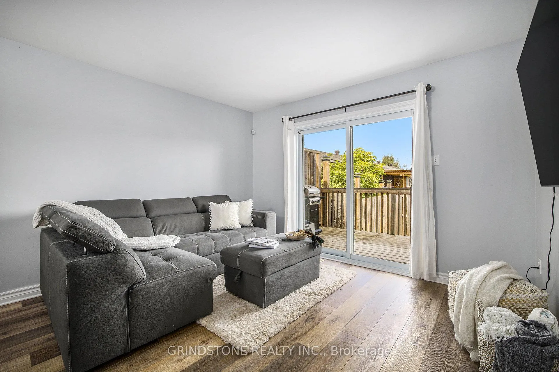 Photo 5 of 213 Foxden Street, Renfrew — HOMEH