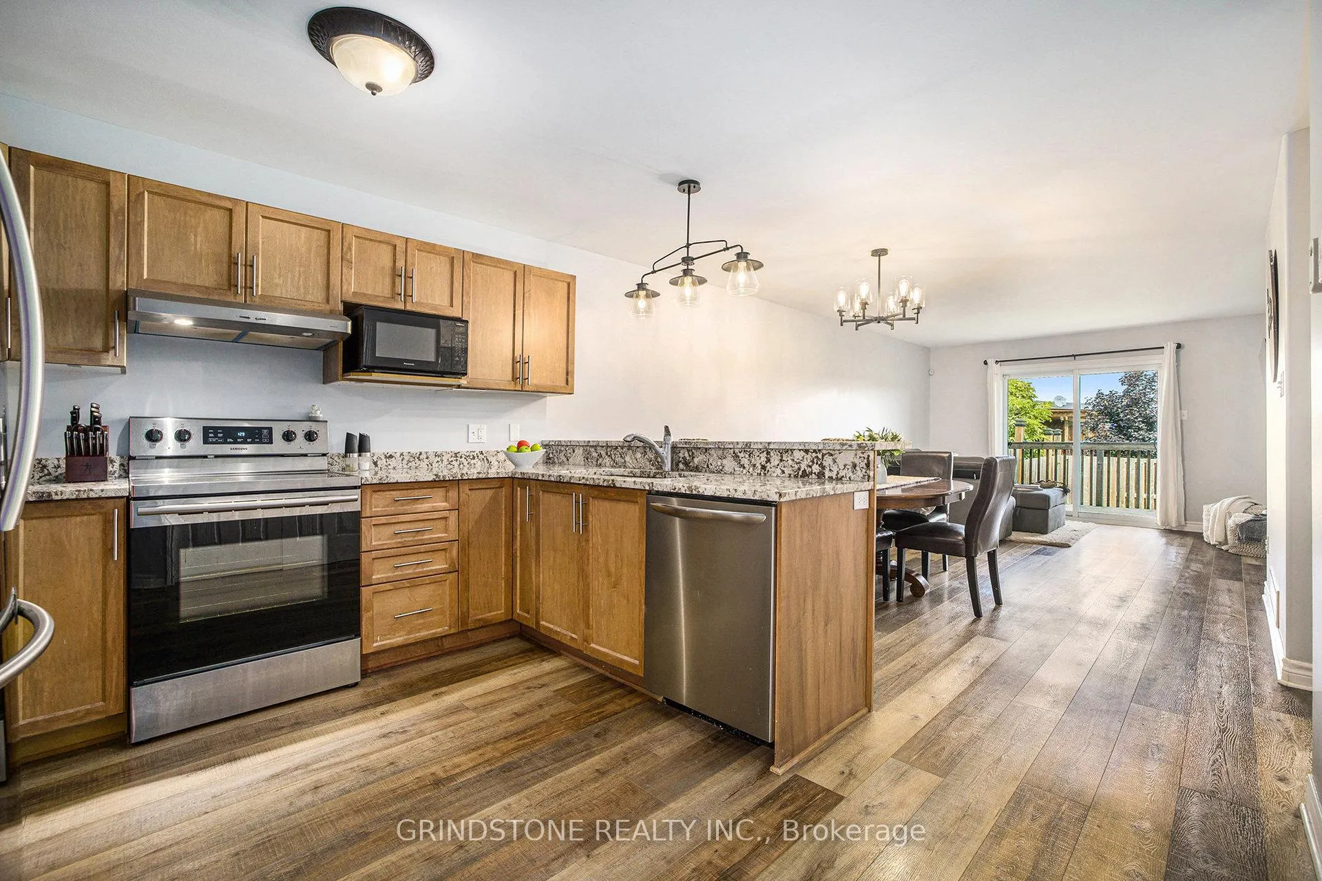 Photo 10 of 213 Foxden Street, Renfrew — HOMEH