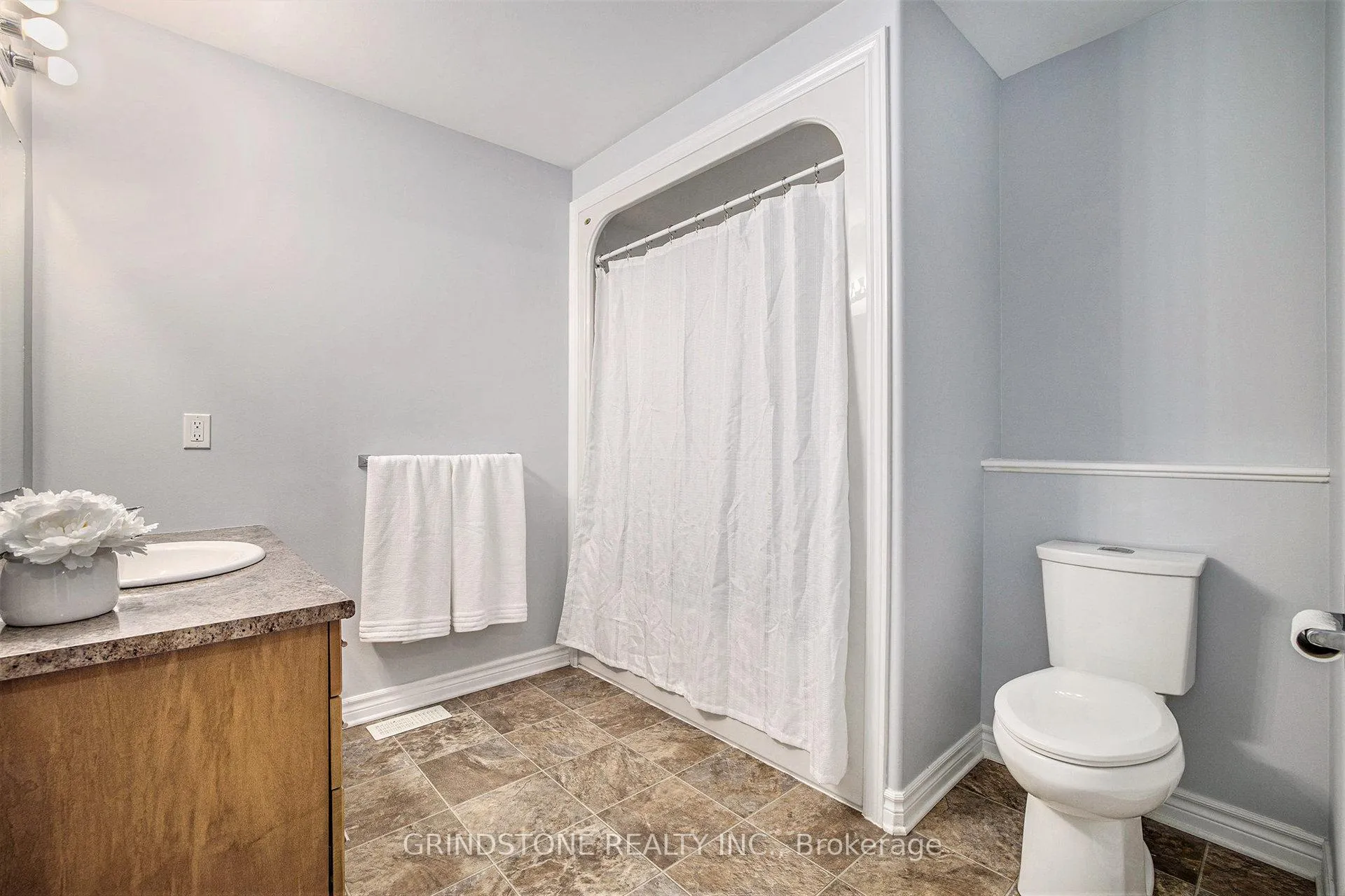 Photo 14 of 213 Foxden Street, Renfrew — HOMEH