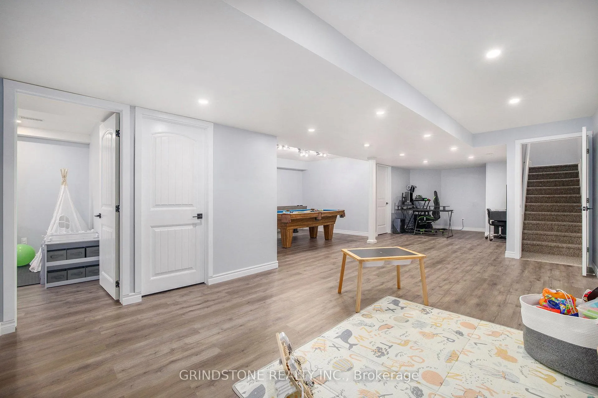 Photo 17 of 213 Foxden Street, Renfrew — HOMEH