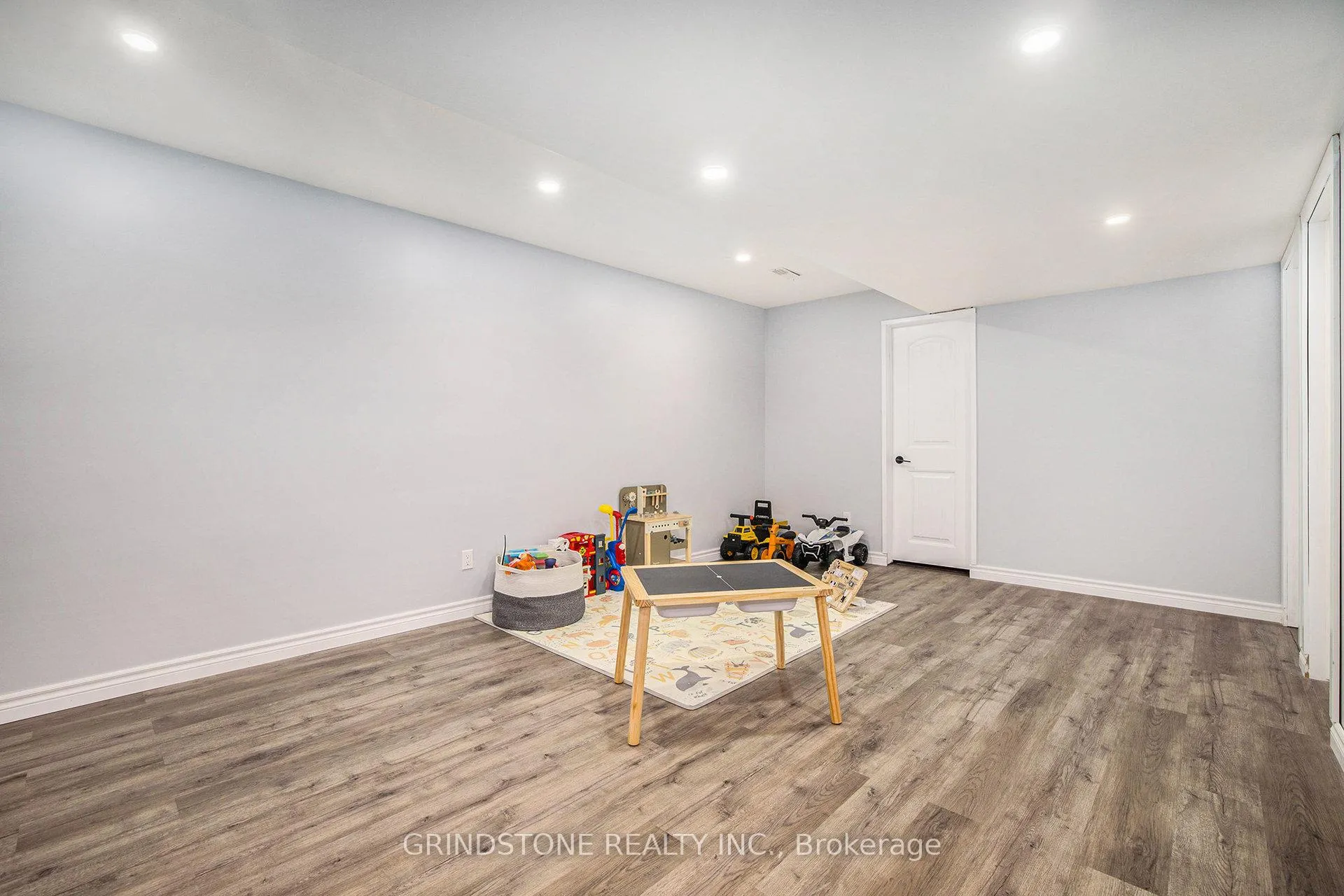 Photo 19 of 213 Foxden Street, Renfrew — HOMEH