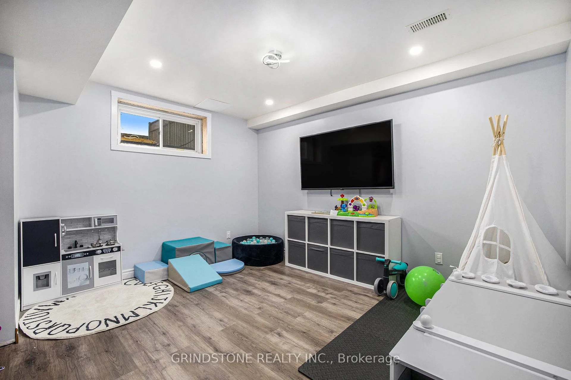 Photo 20 of 213 Foxden Street, Renfrew — HOMEH