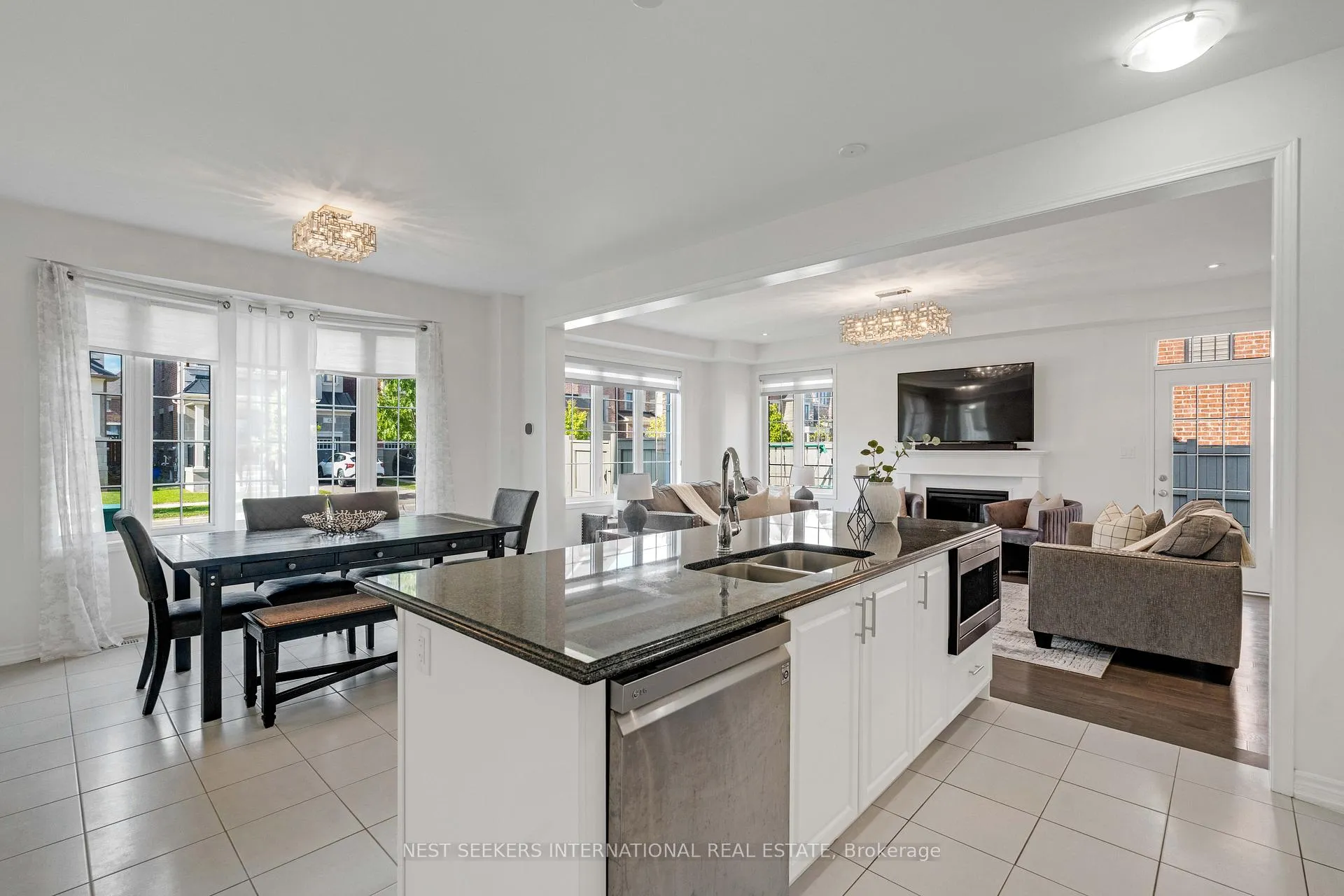 Photo 10 of 125 Lacrosse Trail, Vaughan, Kleinburg — HOMEH